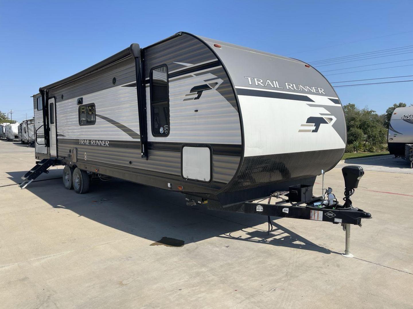 2023 HEARTLAND TRAIL RUNNER 31DB (5SFEB3722PE) , Length: 36.92 ft | Dry Weight: 7,040 lbs | GVWR: 9,642 lbs | Slides: 1 transmission, located at 4319 N Main St, Cleburne, TX, 76033, (817) 678-5133, 32.385960, -97.391212 - The 2023 Heartland Trail Runner 31DB is a versatile and spacious travel trailer designed for families and adventure enthusiasts. This vehicle is the perfect option for families or groups looking to embark on memorable road trips. The travel trailer is a bunkhouse, and features a family-centric layou - Photo#23