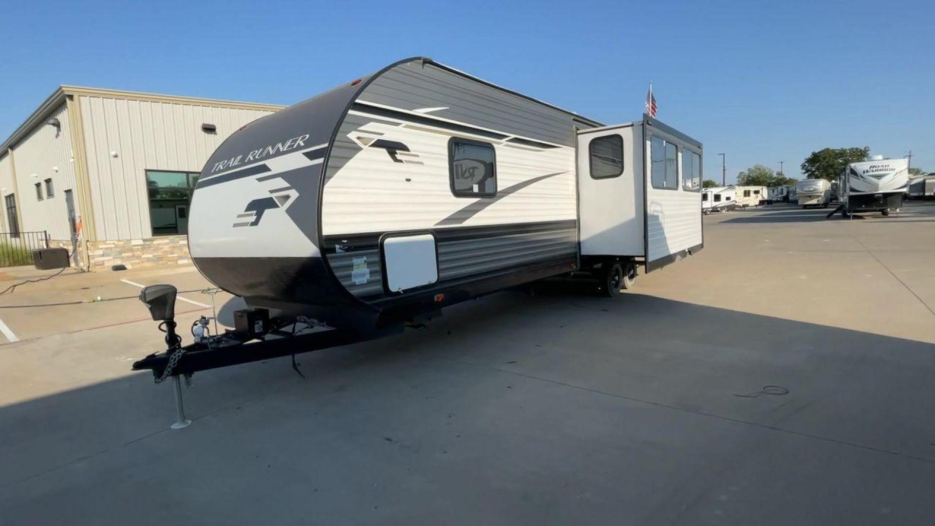 2023 HEARTLAND TRAIL RUNNER 31DB (5SFEB3722PE) , Length: 36.92 ft | Dry Weight: 7,040 lbs | GVWR: 9,642 lbs | Slides: 1 transmission, located at 4319 N Main St, Cleburne, TX, 76033, (817) 678-5133, 32.385960, -97.391212 - The 2023 Heartland Trail Runner 31DB is a versatile and spacious travel trailer designed for families and adventure enthusiasts. This vehicle is the perfect option for families or groups looking to embark on memorable road trips. The travel trailer is a bunkhouse, and features a family-centric layou - Photo#5