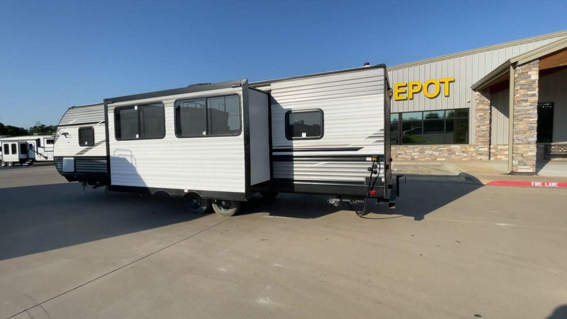 2023 HEARTLAND TRAIL RUNNER 31DB (5SFEB3722PE) , Length: 36.92 ft | Dry Weight: 7,040 lbs | GVWR: 9,642 lbs | Slides: 1 transmission, located at 4319 N Main St, Cleburne, TX, 76033, (817) 678-5133, 32.385960, -97.391212 - The 2023 Heartland Trail Runner 31DB is a versatile and spacious travel trailer designed for families and adventure enthusiasts. This vehicle is the perfect option for families or groups looking to embark on memorable road trips. The travel trailer is a bunkhouse, and features a family-centric layou - Photo#7