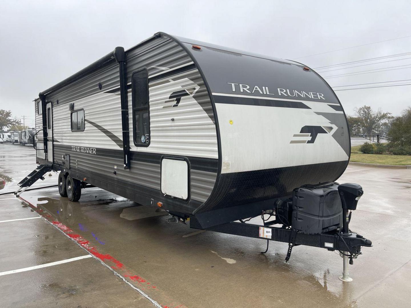 2023 HEARTLAND TRAIL RUNNER 31DB (5SFEB3729PE) , Length: 36.92 ft | Dry Weight: 7,040 lbs | GVWR: 9,642 lbs | Slides: 1 transmission, located at 4319 N Main St, Cleburne, TX, 76033, (817) 678-5133, 32.385960, -97.391212 - The 2023 Heartland Trail Runner 31DB is a versatile and spacious travel trailer designed for families and adventure enthusiasts. This vehicle is the perfect option for families or groups looking to embark on memorable road trips. The travel trailer is a bunkhouse, and features a family-centric layou - Photo#23