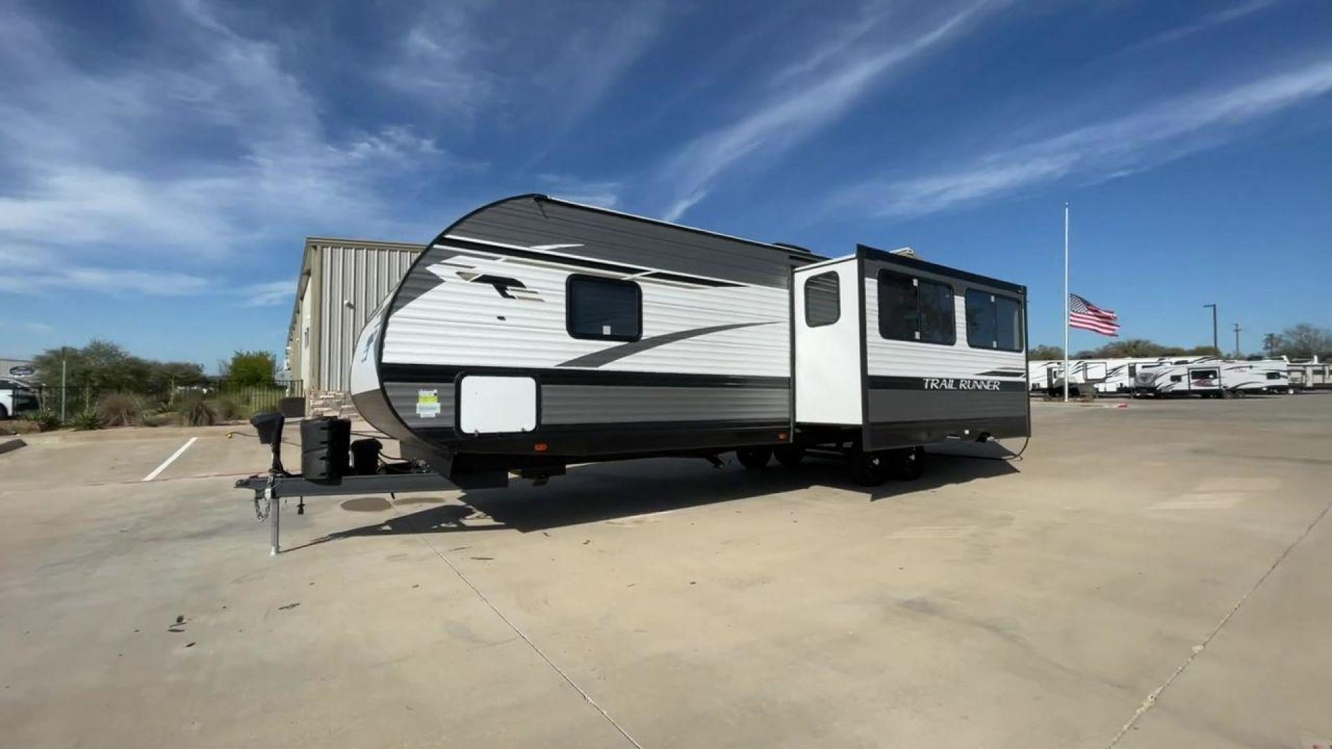 2023 HEARTLAND TRAIL RUNNER 31DB (5SFEB3720PE) , Length: 36.92 ft | Dry Weight: 7,040 lbs | GVWR: 9,642 lbs | Slides: 1 transmission, located at 4319 N Main St, Cleburne, TX, 76033, (817) 678-5133, 32.385960, -97.391212 - Are you looking for the perfect travel trailer to embark on your next adventure? Look no further than this stunning 2023 Heartland Trail Runner 31DB, available for sale at RV Depot in Cleburne, TX. With its exceptional features and unbeatable price of $37,995, this travel trailer is the epitome of l - Photo#5