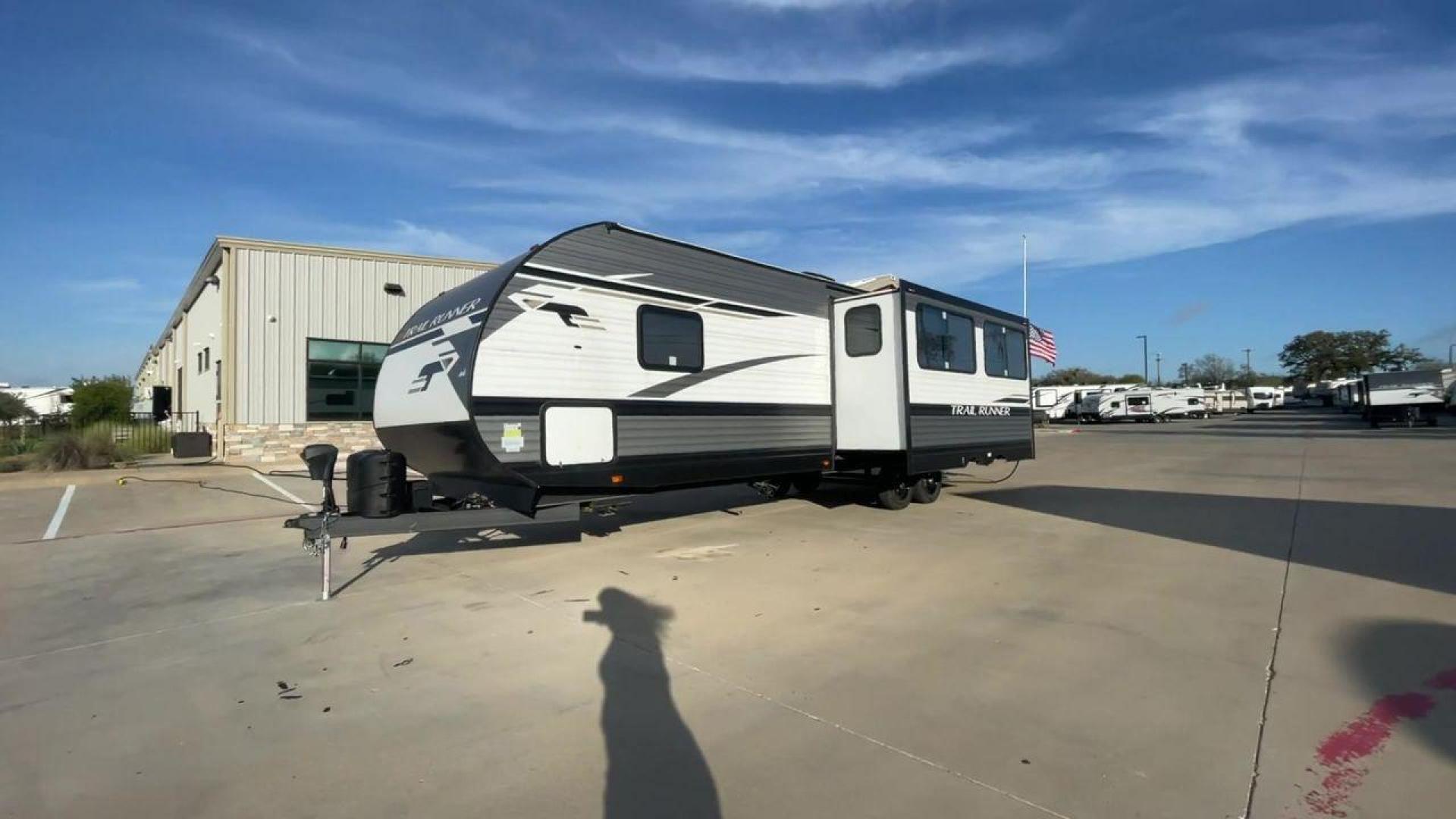 2023 HEARTLAND TRAIL RUNNER 31DB (5SFEB3726PE) , Length: 36.92 ft | Dry Weight: 7,040 lbs | GVWR: 9,642 lbs | Slides: 1 transmission, located at 4319 N Main St, Cleburne, TX, 76033, (817) 678-5133, 32.385960, -97.391212 - The 2023 Heartland Trail Runner 31DB is a versatile and spacious travel trailer designed for families and adventure enthusiasts. This vehicle is the perfect option for families or groups looking to embark on memorable road trips. The travel trailer is a bunkhouse, and features a family-centric layou - Photo#5