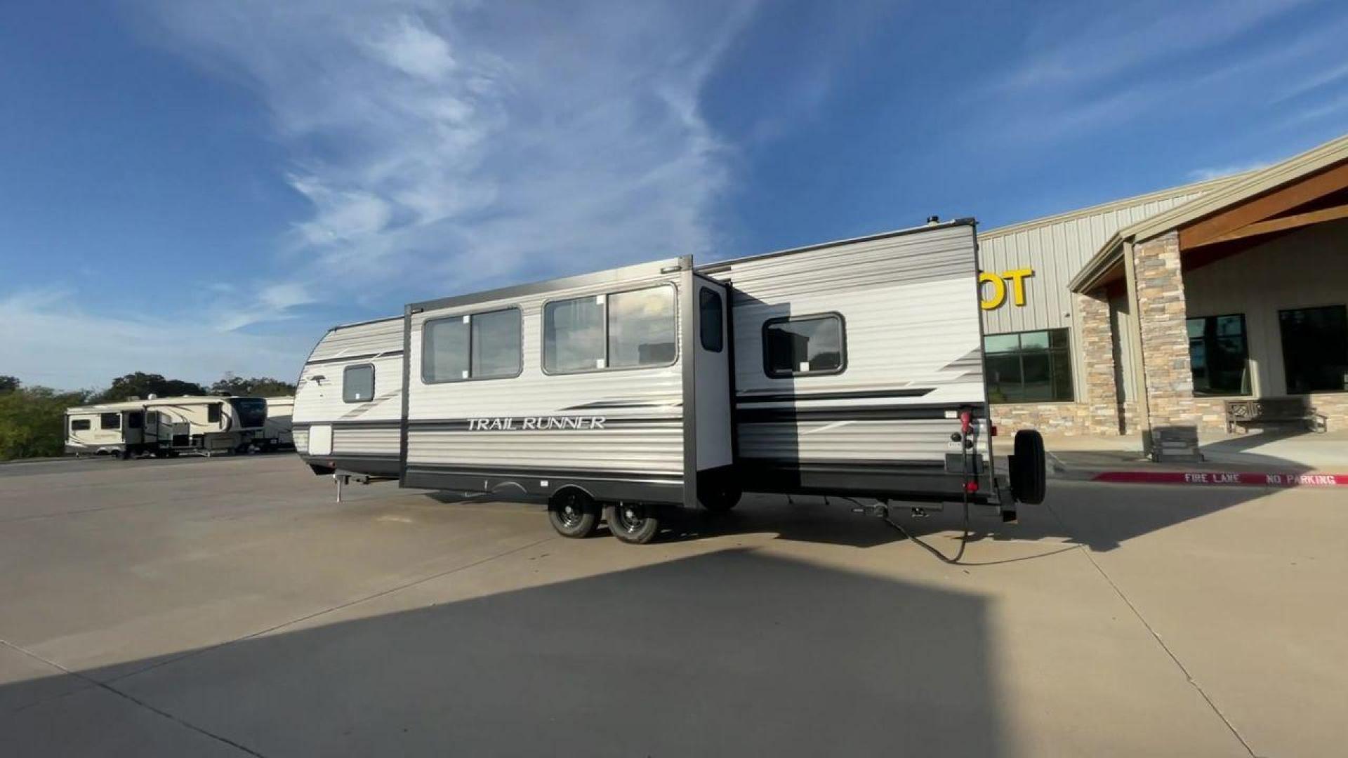 2023 HEARTLAND TRAIL RUNNER 31DB (5SFEB3726PE) , Length: 36.92 ft | Dry Weight: 7,040 lbs | GVWR: 9,642 lbs | Slides: 1 transmission, located at 4319 N Main St, Cleburne, TX, 76033, (817) 678-5133, 32.385960, -97.391212 - The 2023 Heartland Trail Runner 31DB is a versatile and spacious travel trailer designed for families and adventure enthusiasts. This vehicle is the perfect option for families or groups looking to embark on memorable road trips. The travel trailer is a bunkhouse, and features a family-centric layou - Photo#7