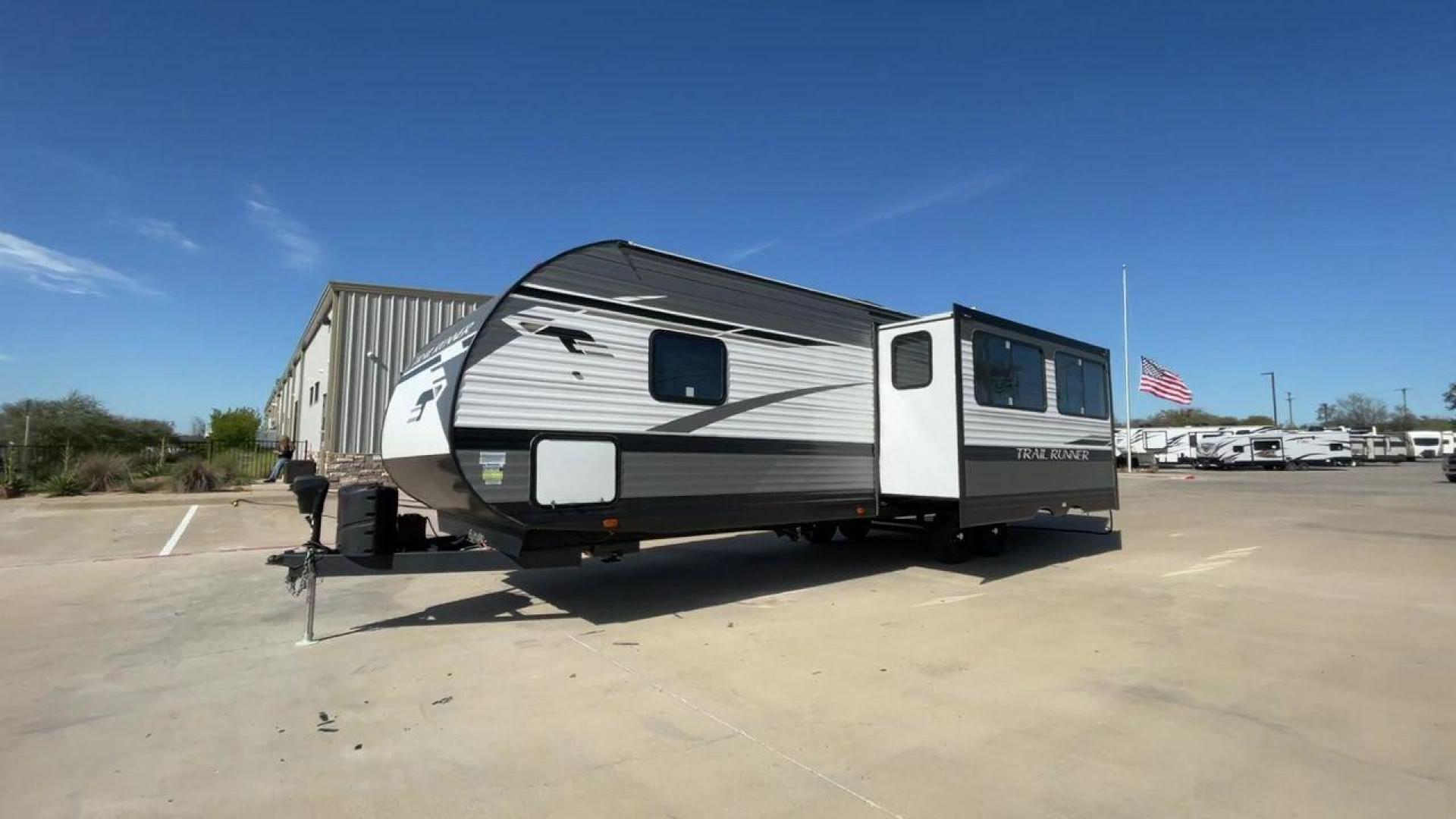 2023 HEARTLAND TRAIL RUNNER 31DB (5SFEB3729PE) , Length: 36.92 ft | Dry Weight: 7,040 lbs | GVWR: 9,642 lbs | Slides: 1 transmission, located at 4319 N Main St, Cleburne, TX, 76033, (817) 678-5133, 32.385960, -97.391212 - The 2023 Heartland Trail Runner 31DB is a versatile and spacious travel trailer designed for families and adventure enthusiasts. This vehicle is the perfect option for families or groups looking to embark on memorable road trips. The travel trailer is a bunkhouse, and features a family-centric layou - Photo#5