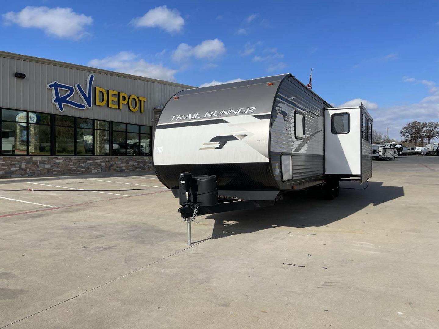 2023 HEARTLAND TRAIL RUNNER 31DB (5SFEB3722PE) , Length: 36.92 ft | Dry Weight: 7,040 lbs. | Gross Weight: 9,642 lbs | Slides: 1 transmission, located at 4319 N Main St, Cleburne, TX, 76033, (817) 678-5133, 32.385960, -97.391212 - Photo#0