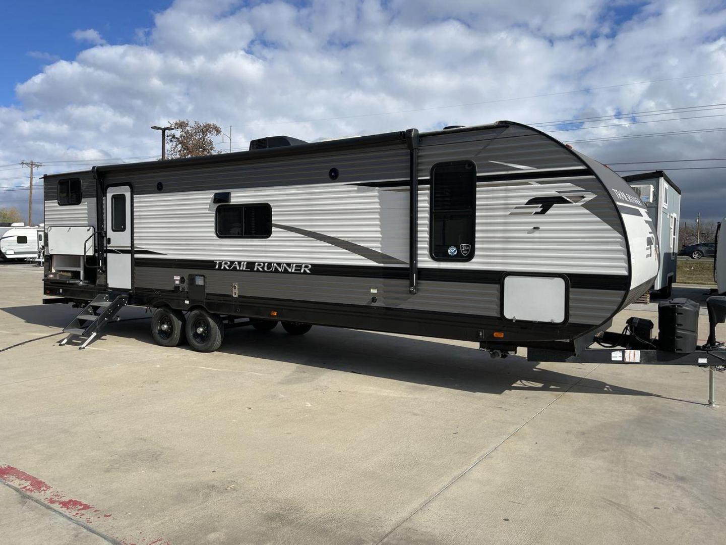 2023 HEARTLAND TRAIL RUNNER 31DB (5SFEB3722PE) , Length: 36.92 ft | Dry Weight: 7,040 lbs. | Gross Weight: 9,642 lbs | Slides: 1 transmission, located at 4319 N Main St, Cleburne, TX, 76033, (817) 678-5133, 32.385960, -97.391212 - Photo#24