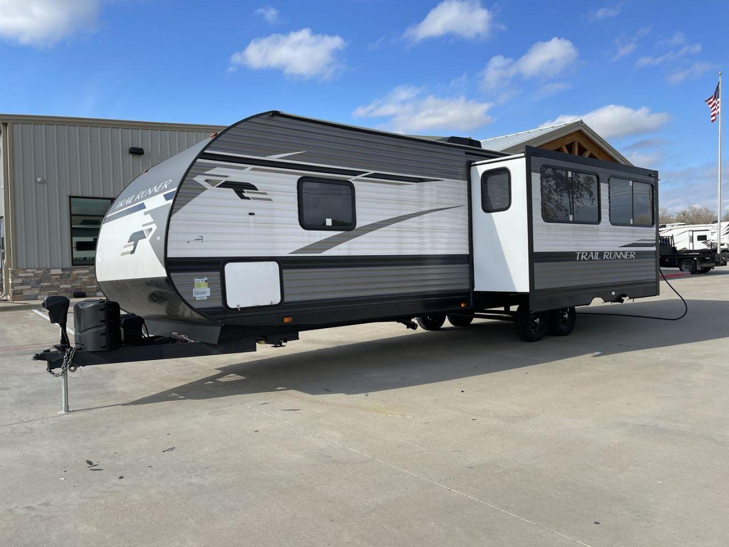 2023 HEARTLAND TRAIL RUNNER 31DB (5SFEB3722PE) , Length: 36.92 ft | Dry Weight: 7,040 lbs. | Gross Weight: 9,642 lbs | Slides: 1 transmission, located at 4319 N Main St, Cleburne, TX, 76033, (817) 678-5133, 32.385960, -97.391212 - Photo#25