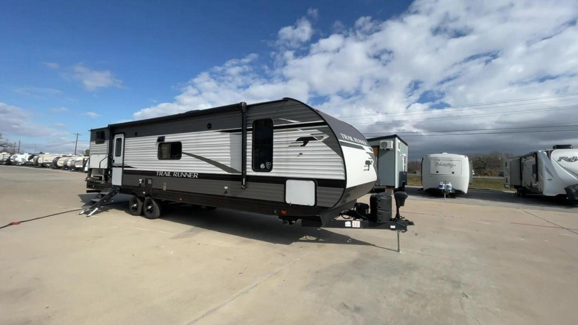 2023 HEARTLAND TRAIL RUNNER 31DB (5SFEB3722PE) , Length: 36.92 ft | Dry Weight: 7,040 lbs. | Gross Weight: 9,642 lbs | Slides: 1 transmission, located at 4319 N Main St, Cleburne, TX, 76033, (817) 678-5133, 32.385960, -97.391212 - Photo#3