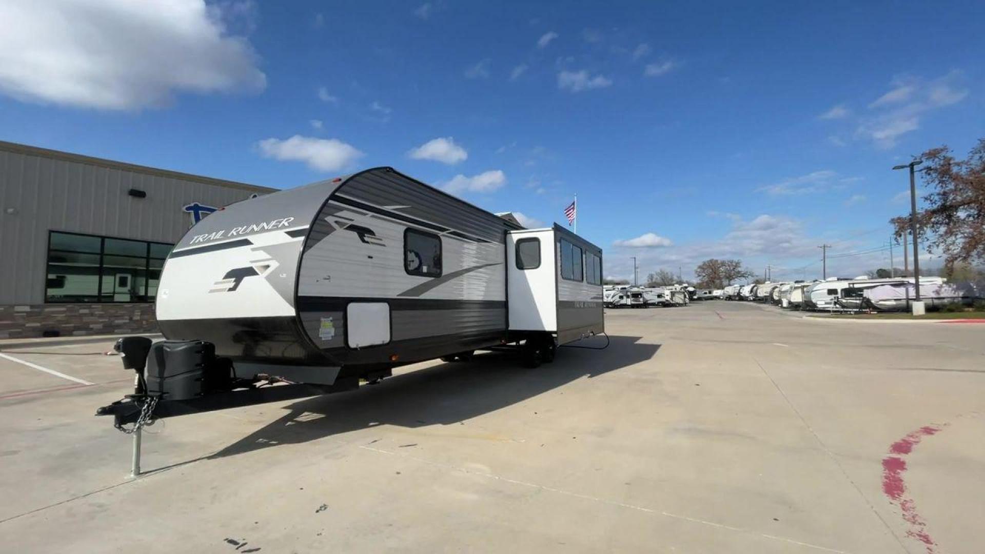 2023 HEARTLAND TRAIL RUNNER 31DB (5SFEB3722PE) , Length: 36.92 ft | Dry Weight: 7,040 lbs. | Gross Weight: 9,642 lbs | Slides: 1 transmission, located at 4319 N Main St, Cleburne, TX, 76033, (817) 678-5133, 32.385960, -97.391212 - Photo#5