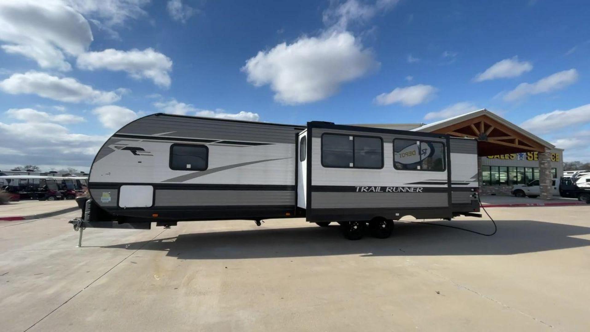 2023 HEARTLAND TRAIL RUNNER 31DB (5SFEB3722PE) , Length: 36.92 ft | Dry Weight: 7,040 lbs. | Gross Weight: 9,642 lbs | Slides: 1 transmission, located at 4319 N Main St, Cleburne, TX, 76033, (817) 678-5133, 32.385960, -97.391212 - Photo#6