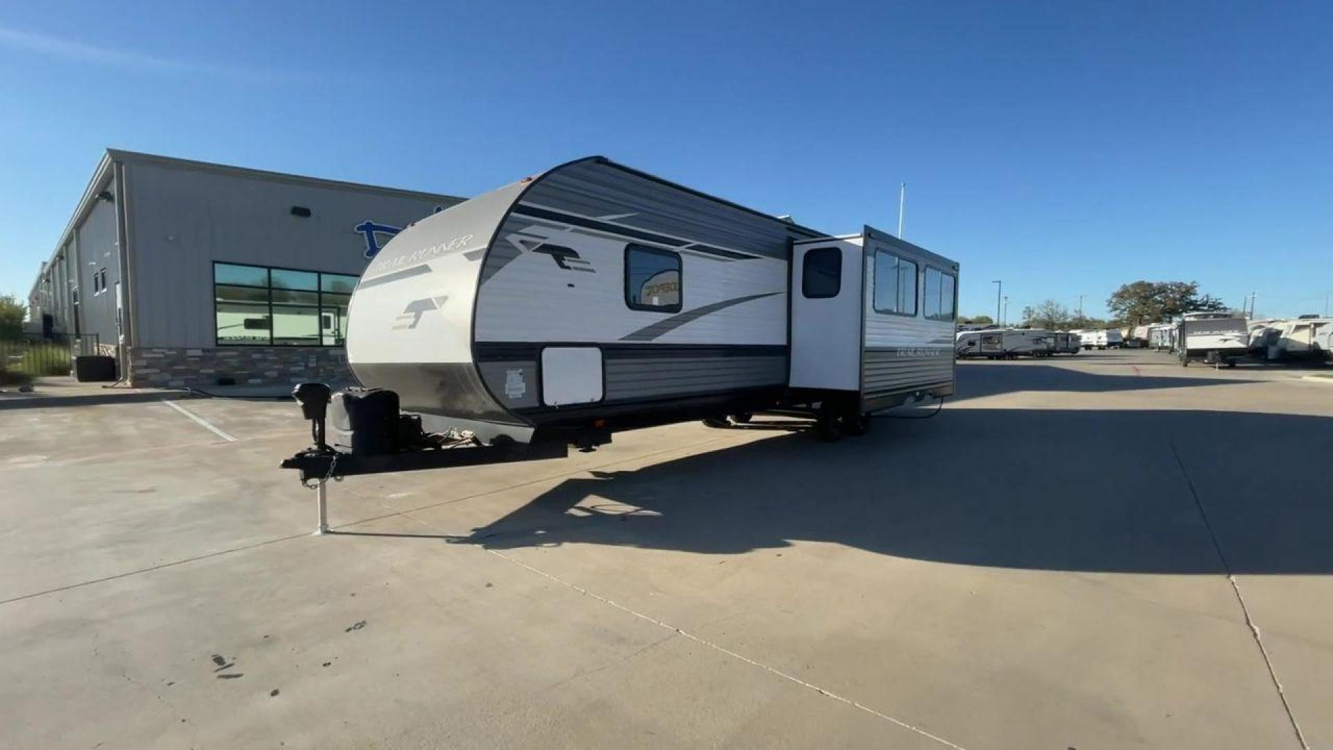 2023 HEARTLAND TRAIL RUNNER 31DB (5SFEB3723PE) , Length: 36.92 ft | Dry Weight: 7,040 lbs | GVWR: 9,642 lbs | Slides: 1 transmission, located at 4319 N Main St, Cleburne, TX, 76033, (817) 678-5133, 32.385960, -97.391212 - The 2023 Heartland Trail Runner 31DB is a versatile and spacious travel trailer designed for families and adventure enthusiasts. This vehicle is the perfect option for families or groups looking to embark on memorable road trips. The travel trailer is a bunkhouse, and features a family-centric layou - Photo#5