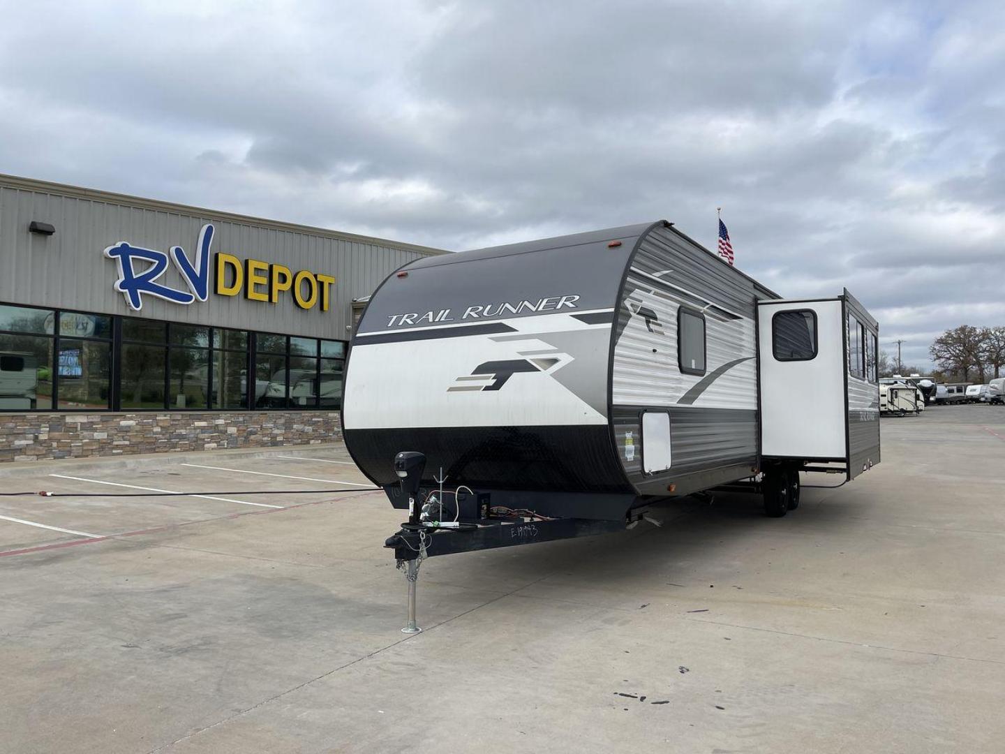 2023 HEARTLAND TRAIL RUNNER 31DB (5SFEB3729PE) , Length: 36.92 ft | Dry Weight: 7,040 lbs. | Gross Weight: 9,642 lbs | Slides: 1 transmission, located at 4319 N Main St, Cleburne, TX, 76033, (817) 678-5133, 32.385960, -97.391212 - Photo#0