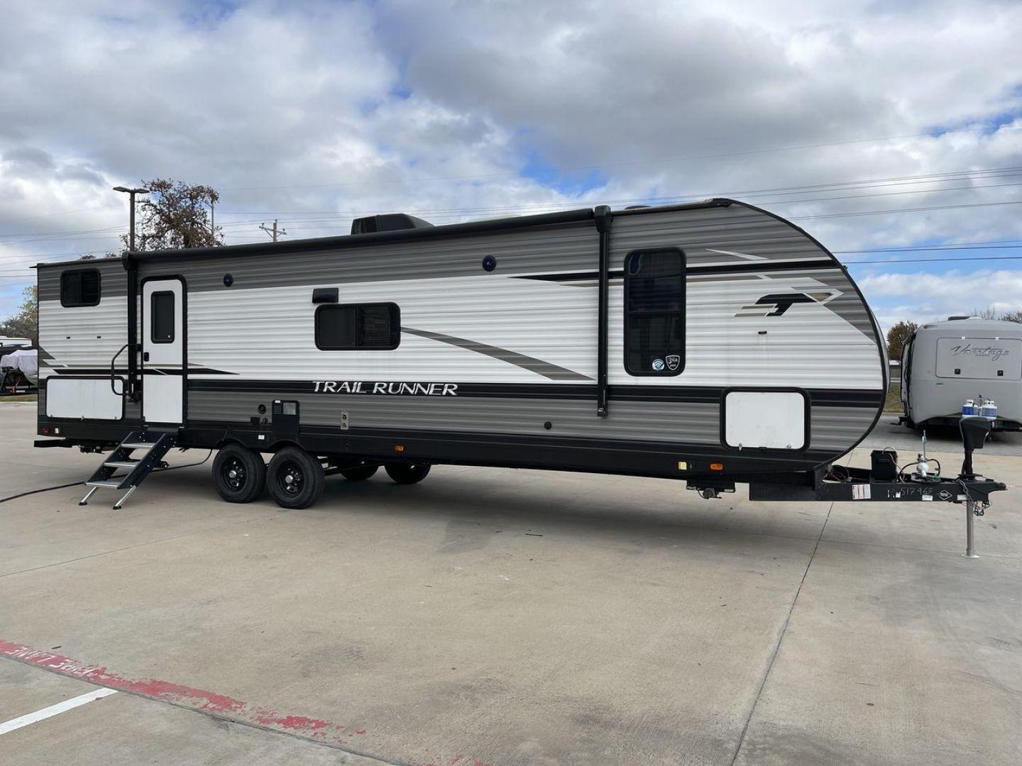 2023 HEARTLAND TRAIL RUNNER 31DB (5SFEB3729PE) , Length: 36.92 ft | Dry Weight: 7,040 lbs. | Gross Weight: 9,642 lbs | Slides: 1 transmission, located at 4319 N Main St, Cleburne, TX, 76033, (817) 678-5133, 32.385960, -97.391212 - Photo#23