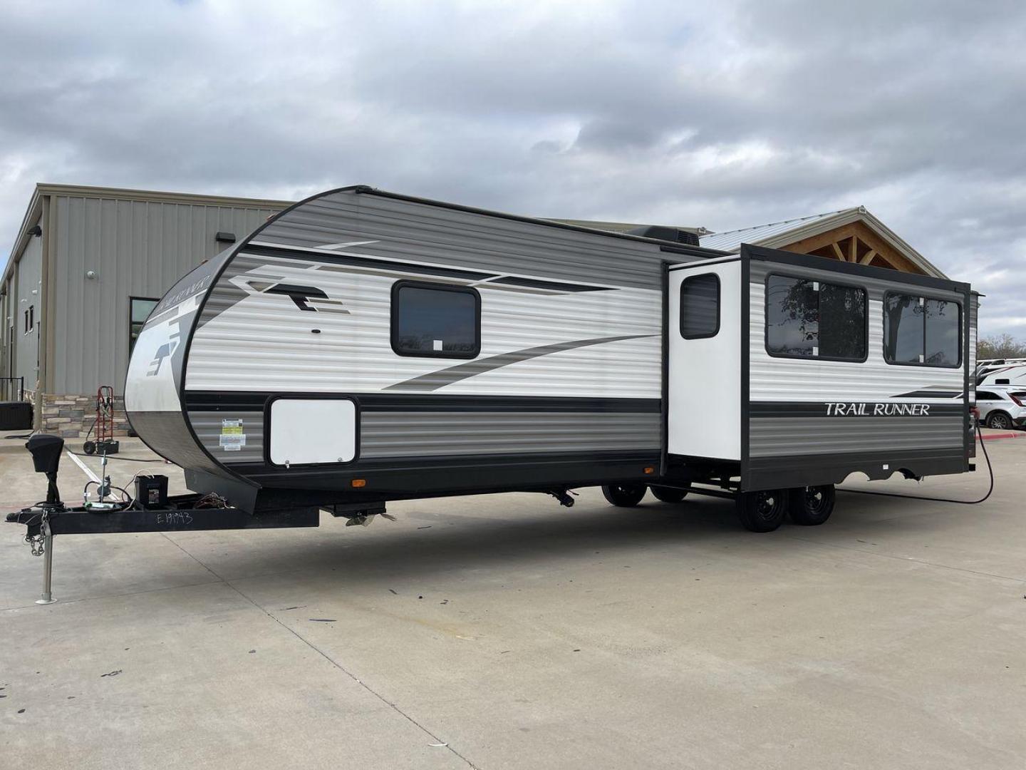 2023 HEARTLAND TRAIL RUNNER 31DB (5SFEB3729PE) , Length: 36.92 ft | Dry Weight: 7,040 lbs. | Gross Weight: 9,642 lbs | Slides: 1 transmission, located at 4319 N Main St, Cleburne, TX, 76033, (817) 678-5133, 32.385960, -97.391212 - Photo#24