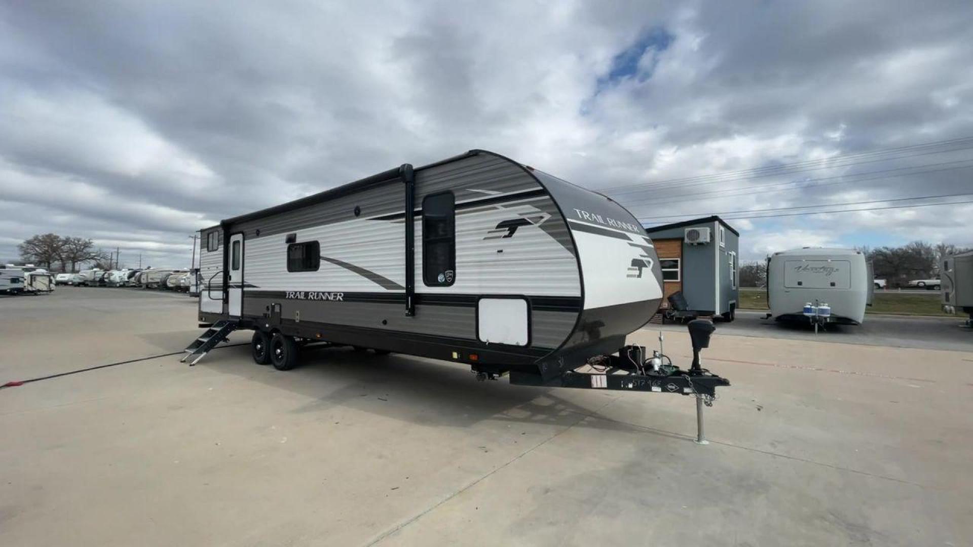 2023 HEARTLAND TRAIL RUNNER 31DB (5SFEB3729PE) , Length: 36.92 ft | Dry Weight: 7,040 lbs. | Gross Weight: 9,642 lbs | Slides: 1 transmission, located at 4319 N Main St, Cleburne, TX, 76033, (817) 678-5133, 32.385960, -97.391212 - Photo#3