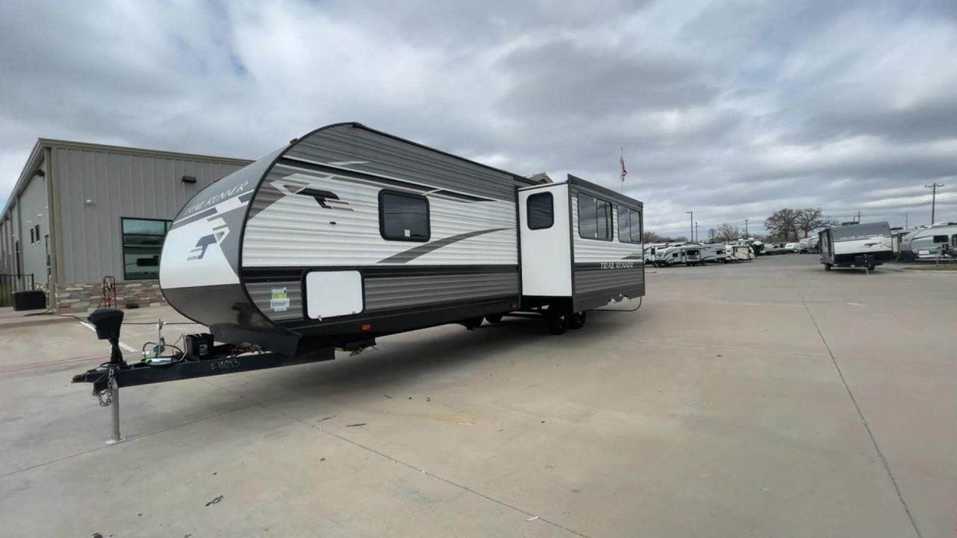 2023 HEARTLAND TRAIL RUNNER 31DB (5SFEB3729PE) , Length: 36.92 ft | Dry Weight: 7,040 lbs. | Gross Weight: 9,642 lbs | Slides: 1 transmission, located at 4319 N Main St, Cleburne, TX, 76033, (817) 678-5133, 32.385960, -97.391212 - Photo#5