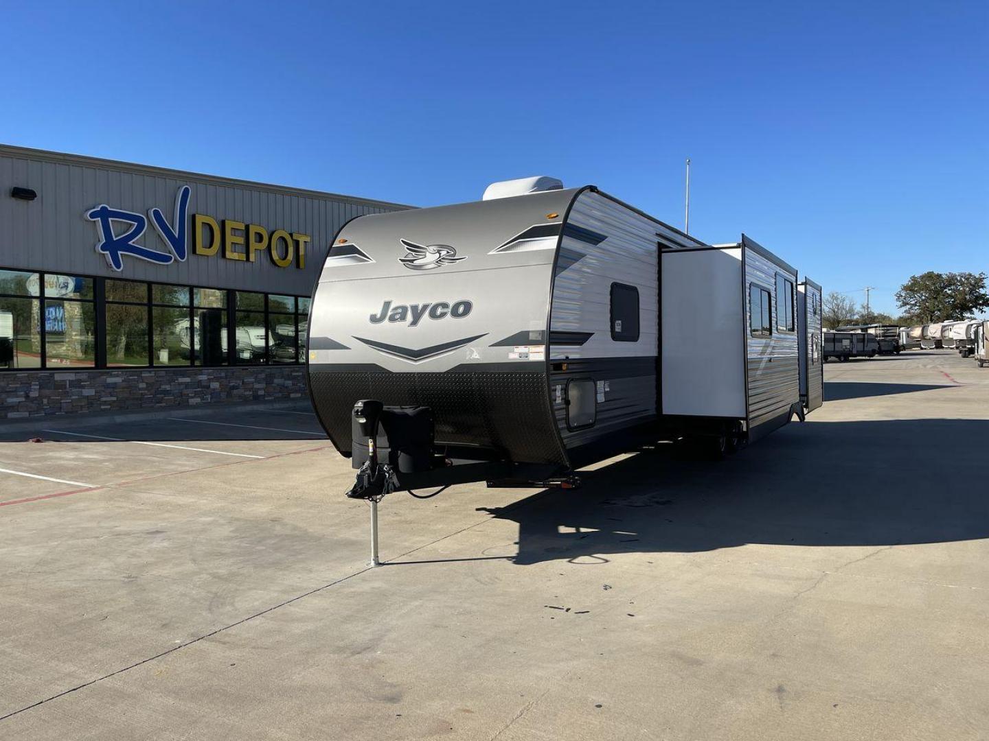 2023 JAYCO JAYFLIGHT 324BDS (1UJBC0BT8P1) , Length: 36.33 ft.| Dry Weight: 7,665 lbs. | Gross Weight: 9,000 lbs.| Slides: 2 transmission, located at 4319 N Main St, Cleburne, TX, 76033, (817) 678-5133, 32.385960, -97.391212 - Photo#0