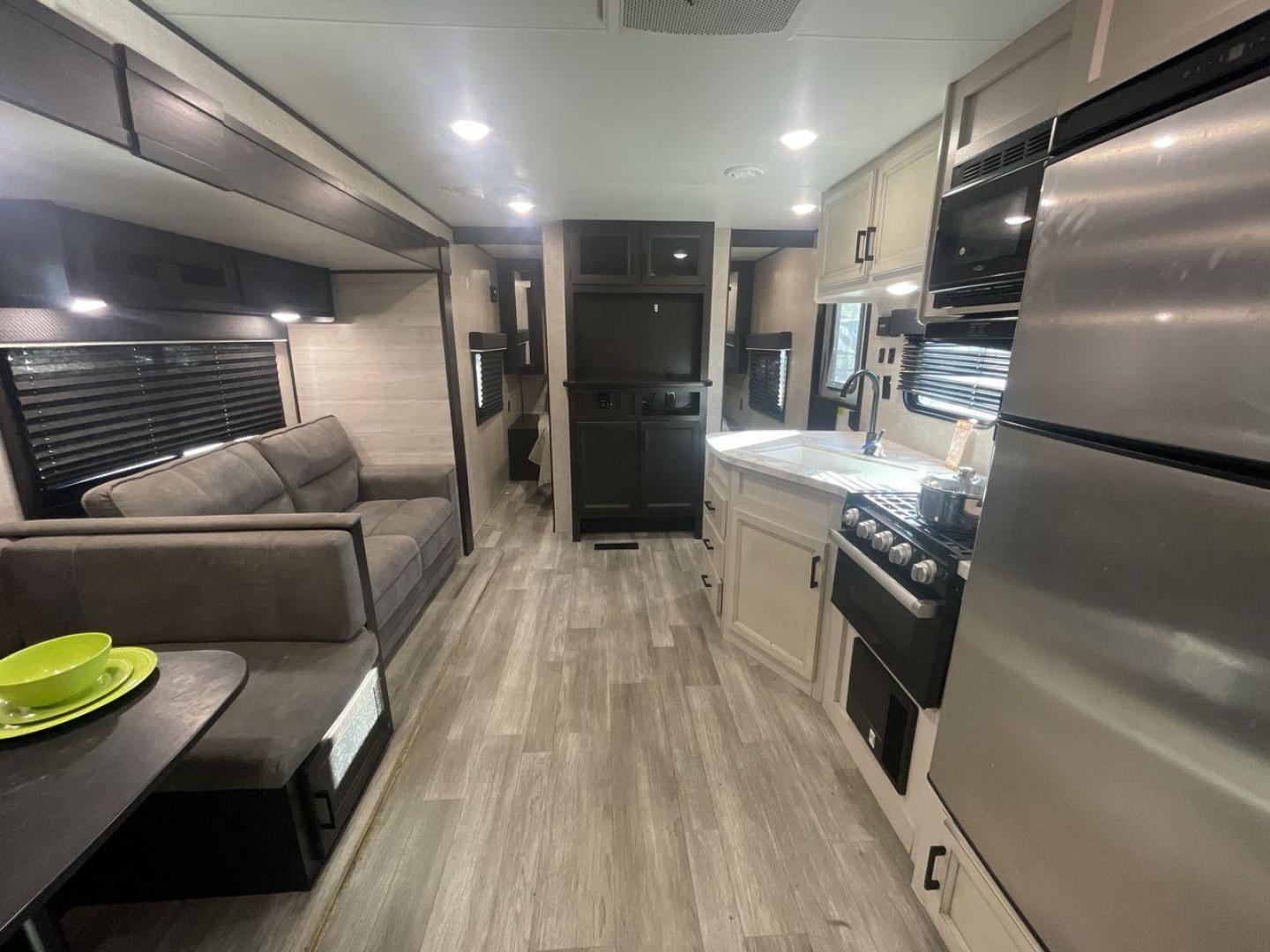 2023 JAYCO JAYFLIGHT 324BDS (1UJBC0BT8P1) , Length: 36.33 ft.| Dry Weight: 7,665 lbs. | Gross Weight: 9,000 lbs.| Slides: 2 transmission, located at 4319 N Main St, Cleburne, TX, 76033, (817) 678-5133, 32.385960, -97.391212 - Photo#10