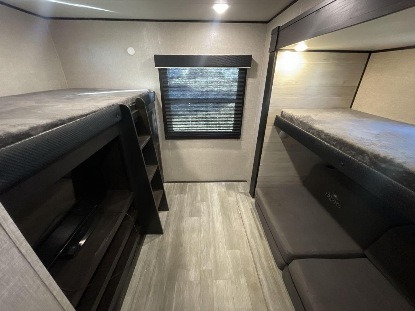 2023 JAYCO JAYFLIGHT 324BDS (1UJBC0BT8P1) , Length: 36.33 ft.| Dry Weight: 7,665 lbs. | Gross Weight: 9,000 lbs.| Slides: 2 transmission, located at 4319 N Main St, Cleburne, TX, 76033, (817) 678-5133, 32.385960, -97.391212 - Photo#18