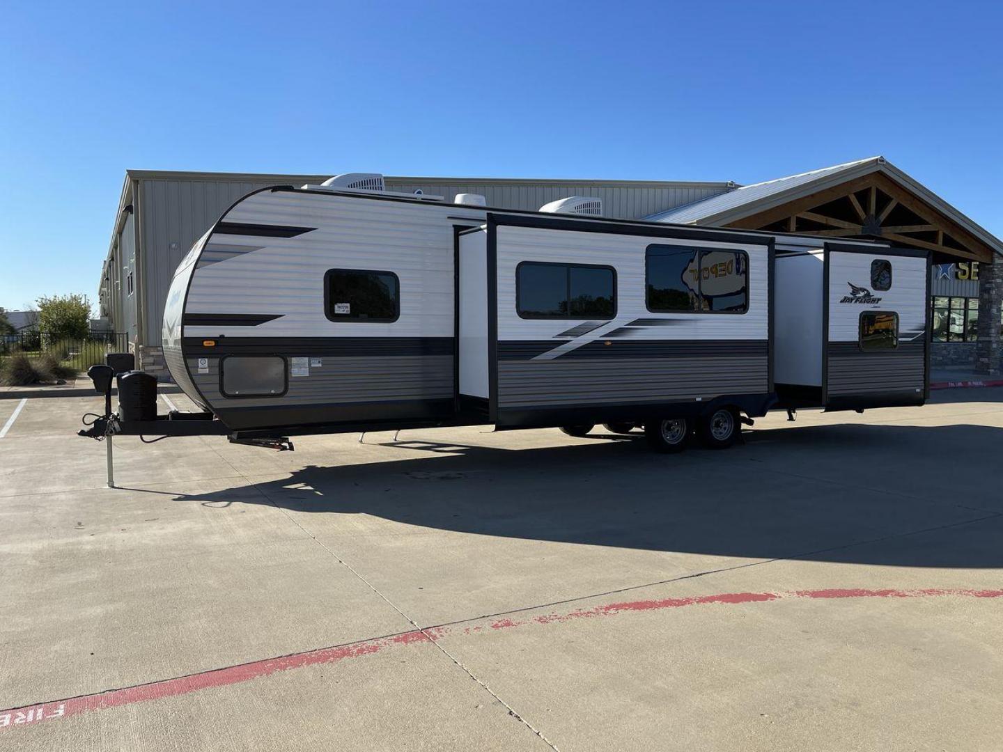 2023 JAYCO JAYFLIGHT 324BDS (1UJBC0BT8P1) , Length: 36.33 ft.| Dry Weight: 7,665 lbs. | Gross Weight: 9,000 lbs.| Slides: 2 transmission, located at 4319 N Main St, Cleburne, TX, 76033, (817) 678-5133, 32.385960, -97.391212 - Photo#22