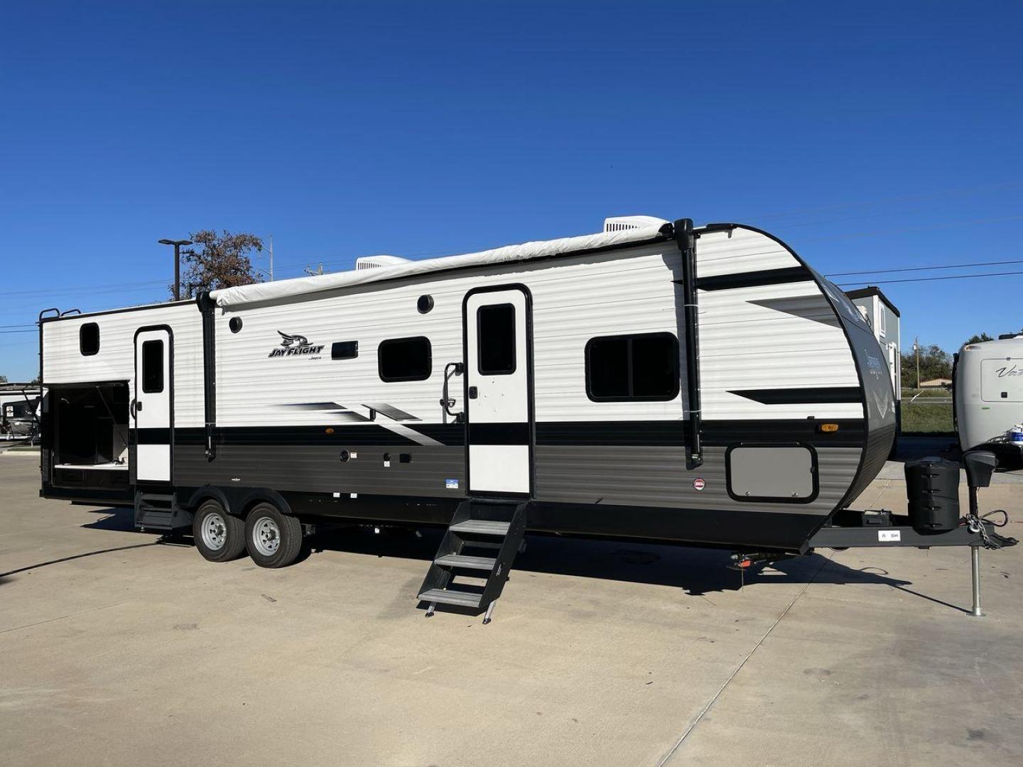 2023 JAYCO JAYFLIGHT 324BDS (1UJBC0BT8P1) , Length: 36.33 ft.| Dry Weight: 7,665 lbs. | Gross Weight: 9,000 lbs.| Slides: 2 transmission, located at 4319 N Main St, Cleburne, TX, 76033, (817) 678-5133, 32.385960, -97.391212 - Photo#23