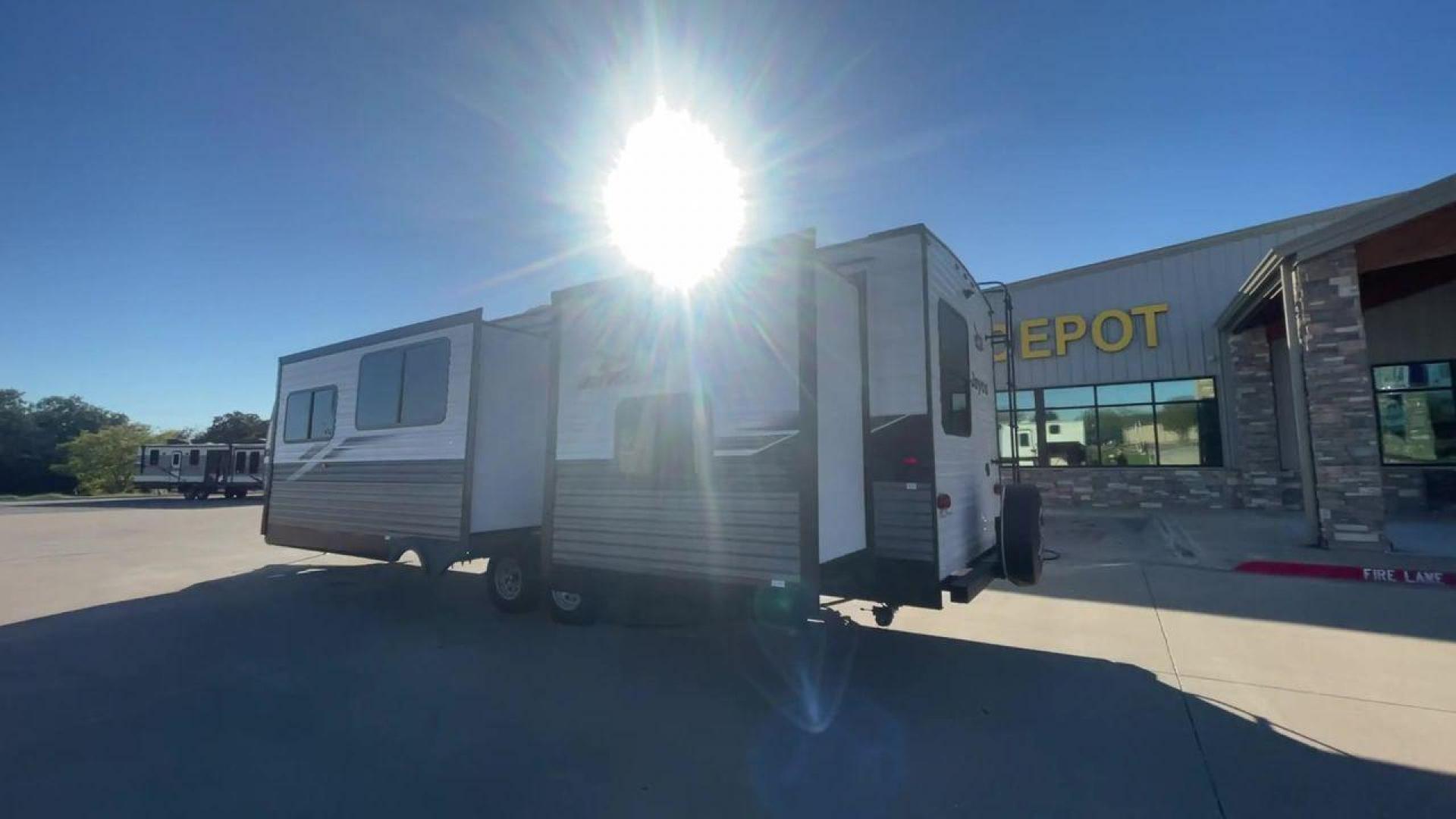 2023 JAYCO JAYFLIGHT 324BDS (1UJBC0BT8P1) , Length: 36.33 ft.| Dry Weight: 7,665 lbs. | Gross Weight: 9,000 lbs.| Slides: 2 transmission, located at 4319 N Main St, Cleburne, TX, 76033, (817) 678-5133, 32.385960, -97.391212 - Photo#7