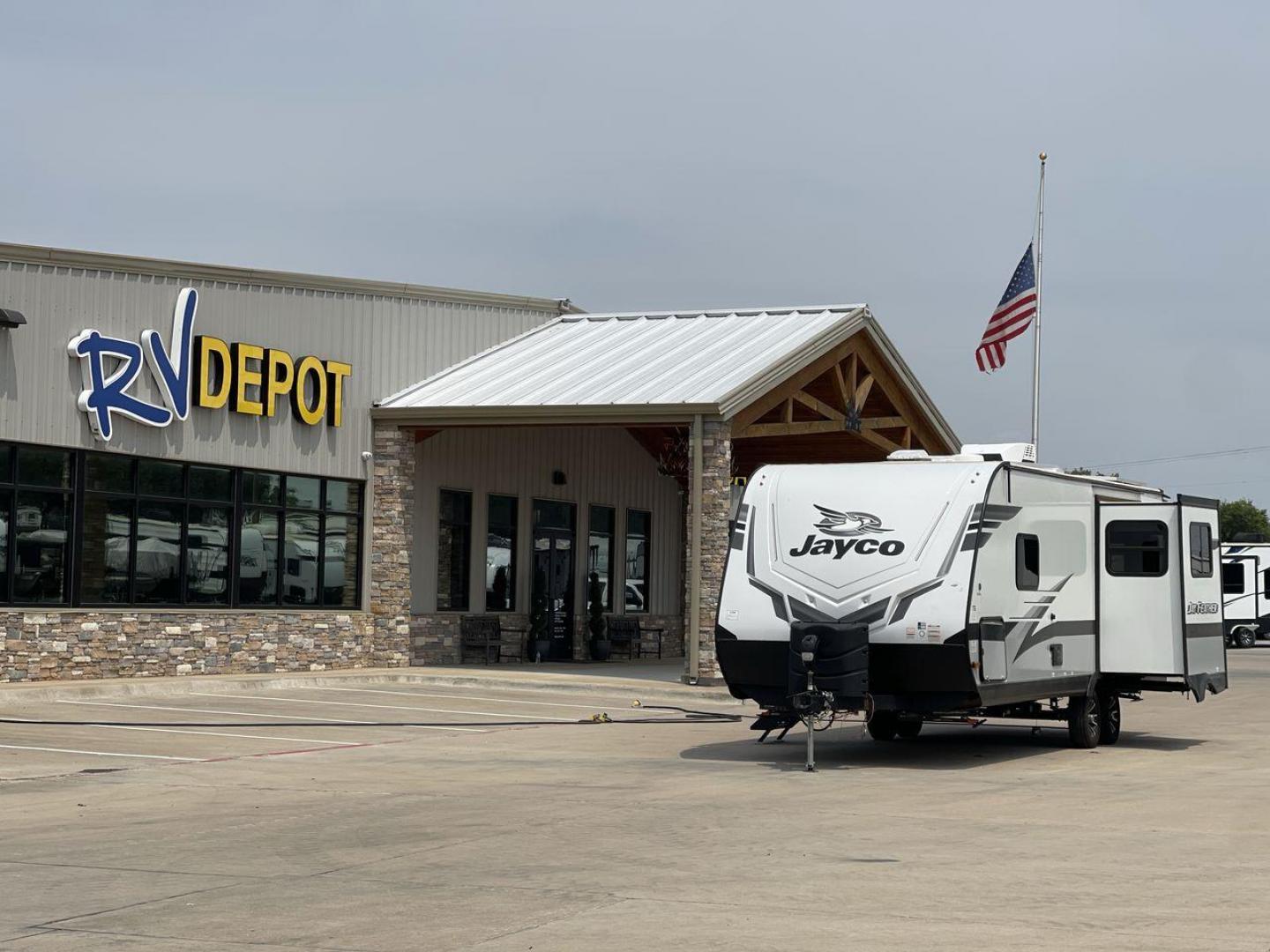 2023 JAYCO JAY FEATHER 24RL (1UJBB0BN6P1) , Length: 28.58 ft. | Dry Weight: 5,325 lbs. | Gross Weight: 6,600 lbs. | Slides: 1 transmission, located at 4319 N Main St, Cleburne, TX, 76033, (817) 678-5133, 32.385960, -97.391212 - Photo#0