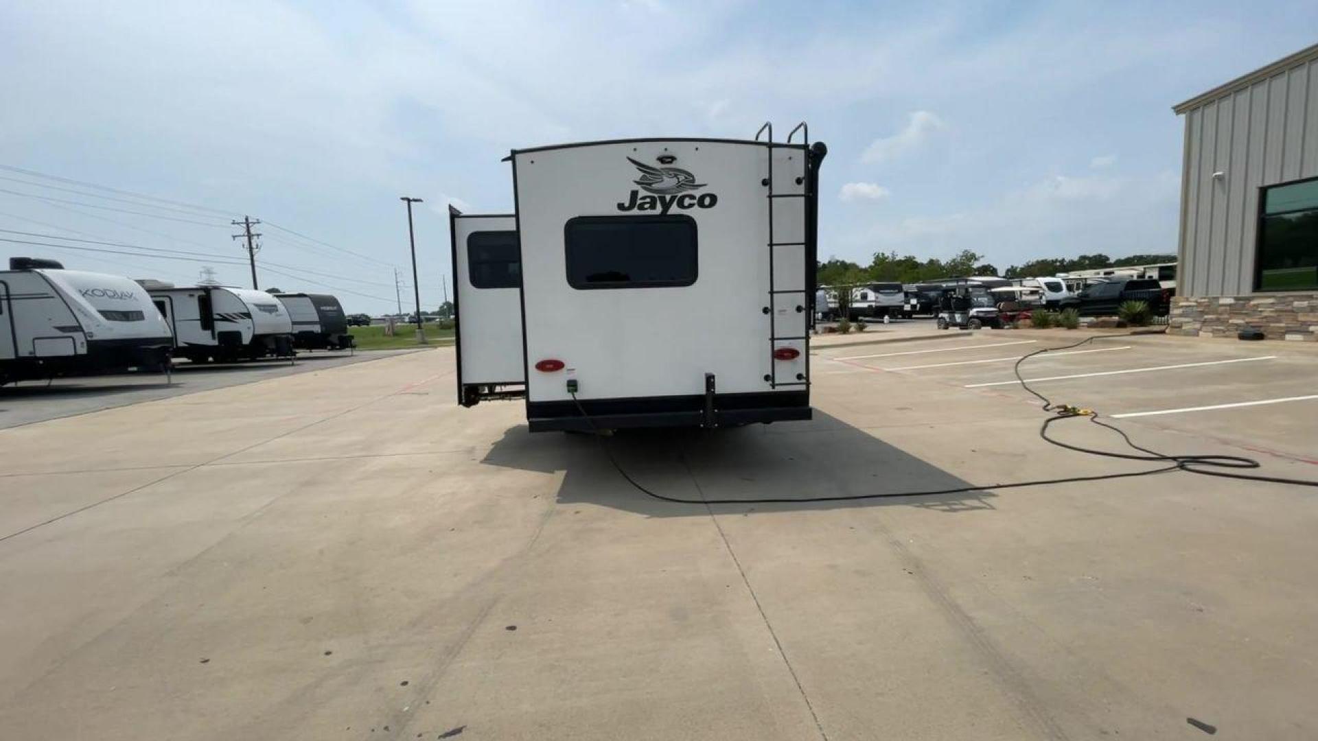 2023 JAYCO JAY FEATHER 24RL (1UJBB0BN6P1) , Length: 28.58 ft. | Dry Weight: 5,325 lbs. | Gross Weight: 6,600 lbs. | Slides: 1 transmission, located at 4319 N Main St, Cleburne, TX, 76033, (817) 678-5133, 32.385960, -97.391212 - Photo#8