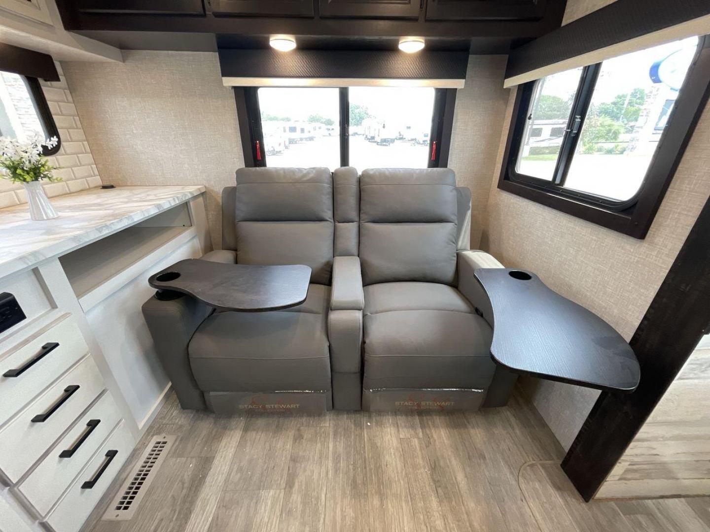 2023 JAYCO JAY FEATHER 24RL (1UJBB0BN6P1) , Length: 28.58 ft. | Dry Weight: 5,325 lbs. | Gross Weight: 6,600 lbs. | Slides: 1 transmission, located at 4319 N Main St, Cleburne, TX, 76033, (817) 678-5133, 32.385960, -97.391212 - Photo#11