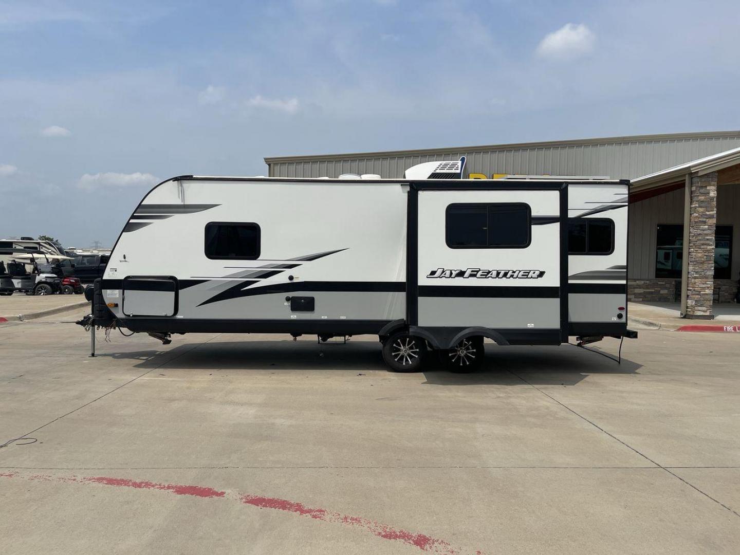 2023 JAYCO JAY FEATHER 24RL (1UJBB0BN6P1) , Length: 28.58 ft. | Dry Weight: 5,325 lbs. | Gross Weight: 6,600 lbs. | Slides: 1 transmission, located at 4319 N Main St, Cleburne, TX, 76033, (817) 678-5133, 32.385960, -97.391212 - Photo#24