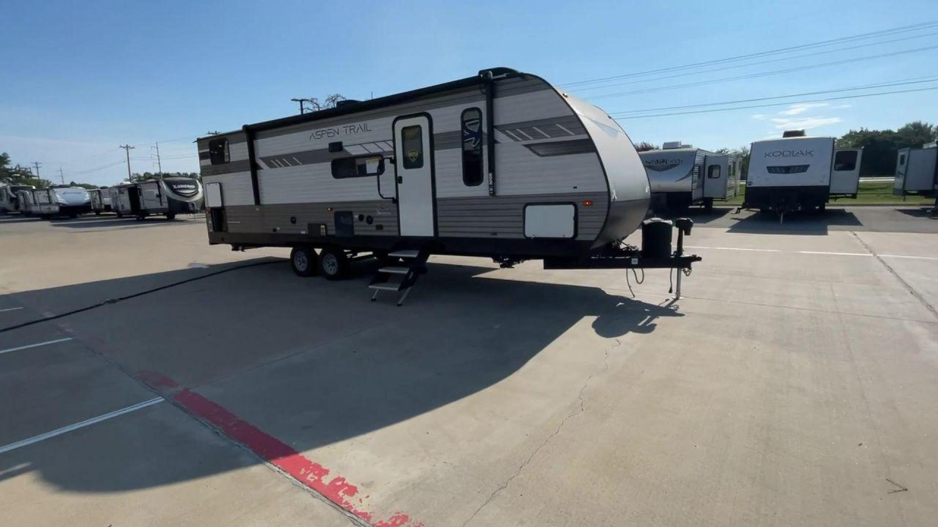 2023 KEYSTONE ASPEN TRAIL 2910BHSL (4YDTATN22P8) , Length: 33.25 ft. | Dry Weight: 6,639 lbs. | Slides: 1 transmission, located at 4319 N Main St, Cleburne, TX, 76033, (817) 678-5133, 32.385960, -97.391212 - The 2023 Keystone Aspen Trail 2910BHSL offers a perfect blend of modern design, comfort, and functionality. At 33.25 ft. long, its durable construction includes a fiberglass front cap, aluminum sidewalls, and a robust frame, ensuring longevity for your travels. The 2910BHSL boasts a private bunkhous - Photo#3