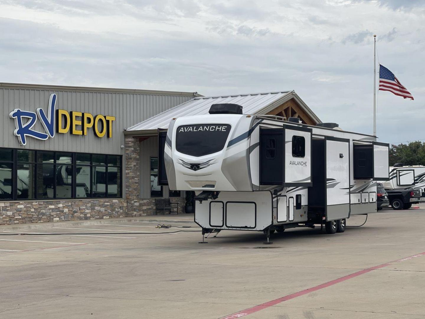 2023 KEYSTONE AVALANCHE 360FL (4YDFAVT29PE) , Length: 40.08 ft. | Dry Weight: 13,875 lbs. | Slides: 5 transmission, located at 4319 N Main St, Cleburne, TX, 76033, (817) 678-5133, 32.385960, -97.391212 - Photo#0