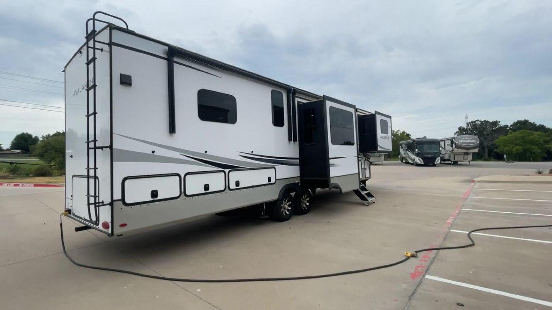 2023 KEYSTONE AVALANCHE 360FL (4YDFAVT29PE) , Length: 40.08 ft. | Dry Weight: 13,875 lbs. | Slides: 5 transmission, located at 4319 N Main St, Cleburne, TX, 76033, (817) 678-5133, 32.385960, -97.391212 - Photo#1