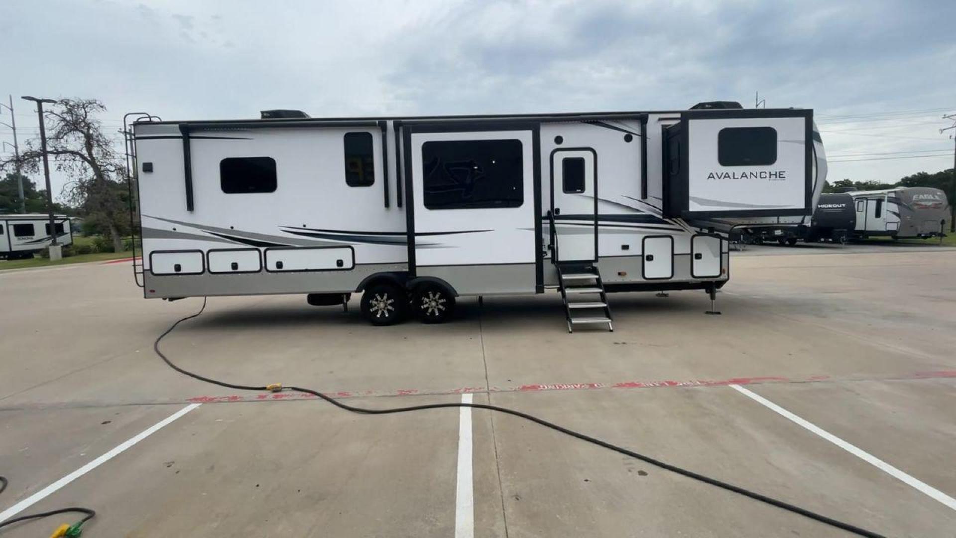 2023 KEYSTONE AVALANCHE 360FL (4YDFAVT29PE) , Length: 40.08 ft. | Dry Weight: 13,875 lbs. | Slides: 5 transmission, located at 4319 N Main St, Cleburne, TX, 76033, (817) 678-5133, 32.385960, -97.391212 - Photo#2