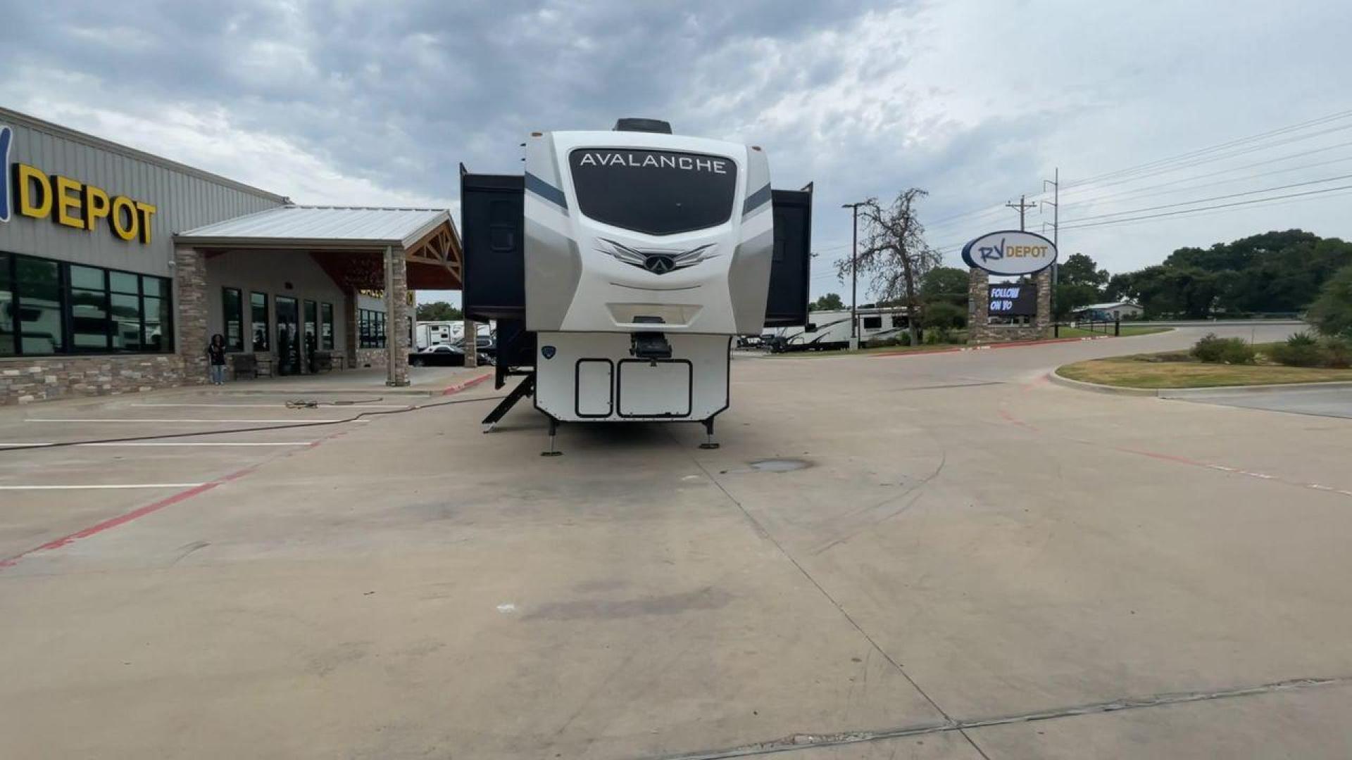 2023 KEYSTONE AVALANCHE 360FL (4YDFAVT29PE) , Length: 40.08 ft. | Dry Weight: 13,875 lbs. | Slides: 5 transmission, located at 4319 N Main St, Cleburne, TX, 76033, (817) 678-5133, 32.385960, -97.391212 - Photo#4