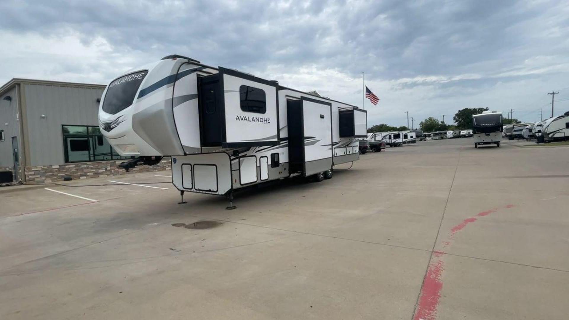 2023 KEYSTONE AVALANCHE 360FL (4YDFAVT29PE) , Length: 40.08 ft. | Dry Weight: 13,875 lbs. | Slides: 5 transmission, located at 4319 N Main St, Cleburne, TX, 76033, (817) 678-5133, 32.385960, -97.391212 - Photo#5