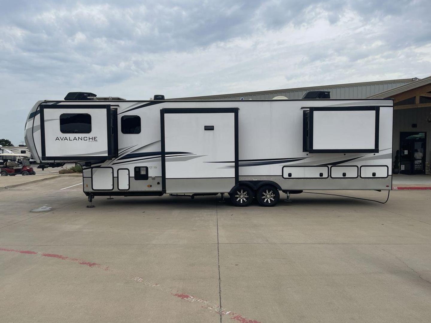 2023 KEYSTONE AVALANCHE 360FL (4YDFAVT29PE) , Length: 40.08 ft. | Dry Weight: 13,875 lbs. | Slides: 5 transmission, located at 4319 N Main St, Cleburne, TX, 76033, (817) 678-5133, 32.385960, -97.391212 - Photo#24