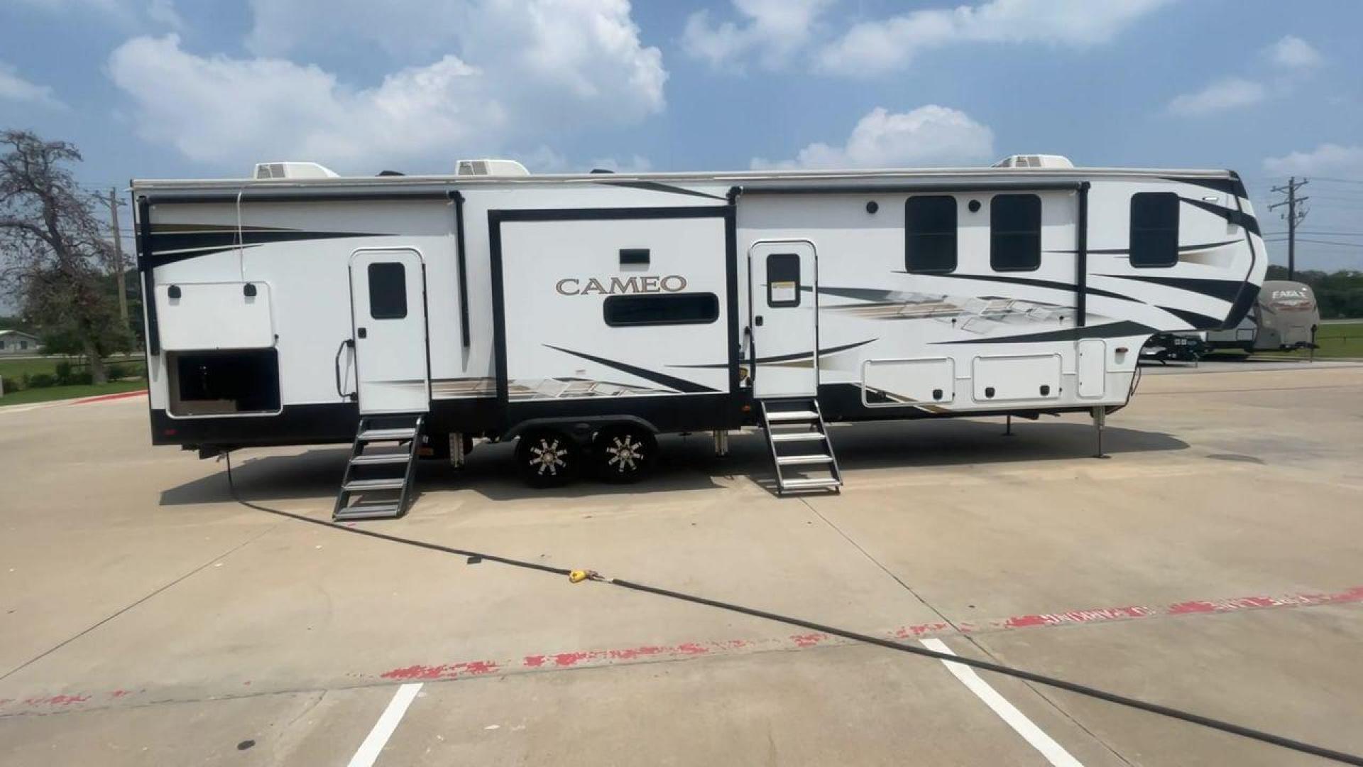 2023 KEYSTONE CAMEO 4051BH (4YDFCEV24P9) , located at 4319 N Main St, Cleburne, TX, 76033, (817) 678-5133, 32.385960, -97.391212 - Photo#2