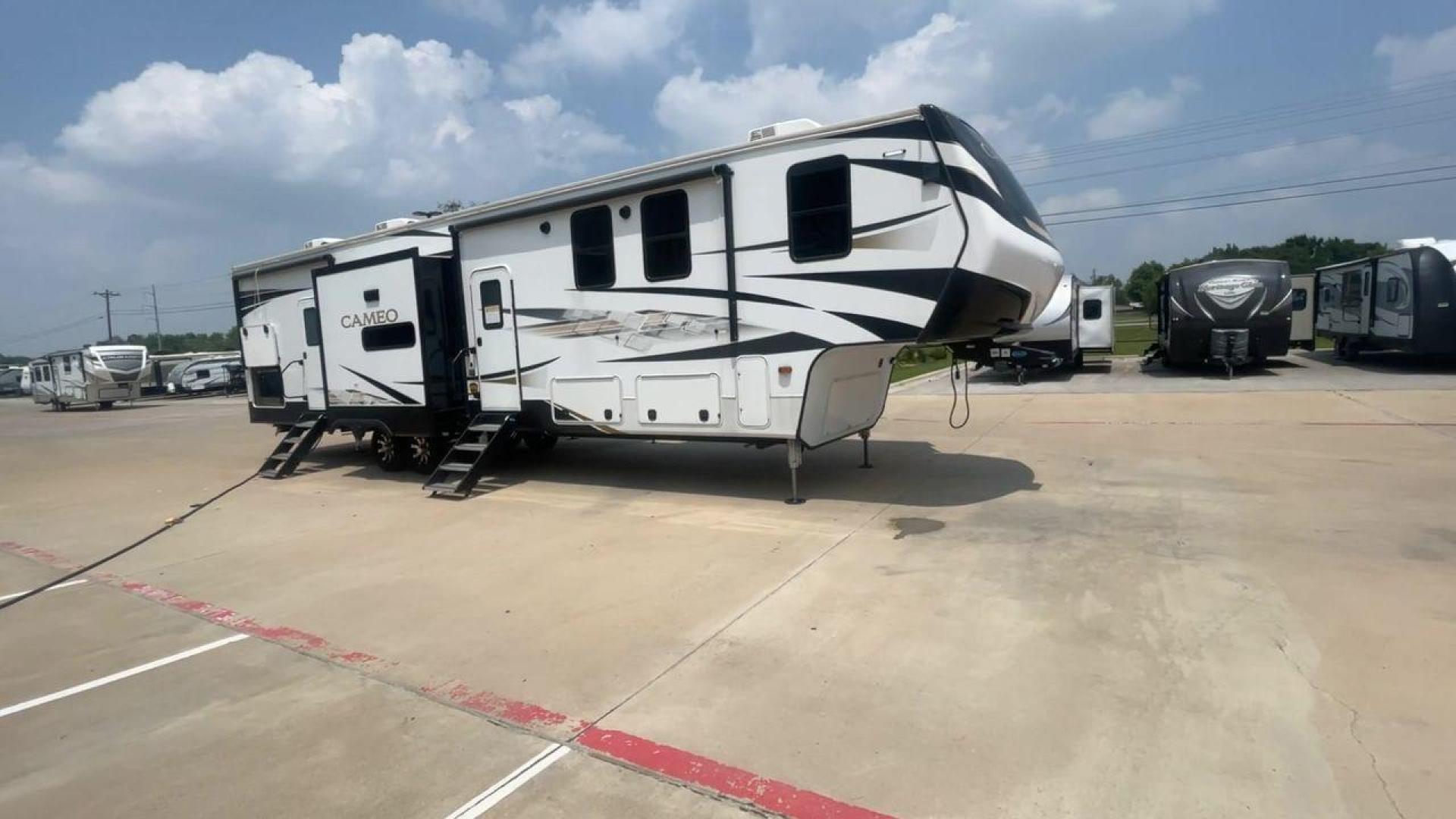 2023 KEYSTONE CAMEO 4051BH (4YDFCEV24P9) , located at 4319 N Main St, Cleburne, TX, 76033, (817) 678-5133, 32.385960, -97.391212 - Photo#3