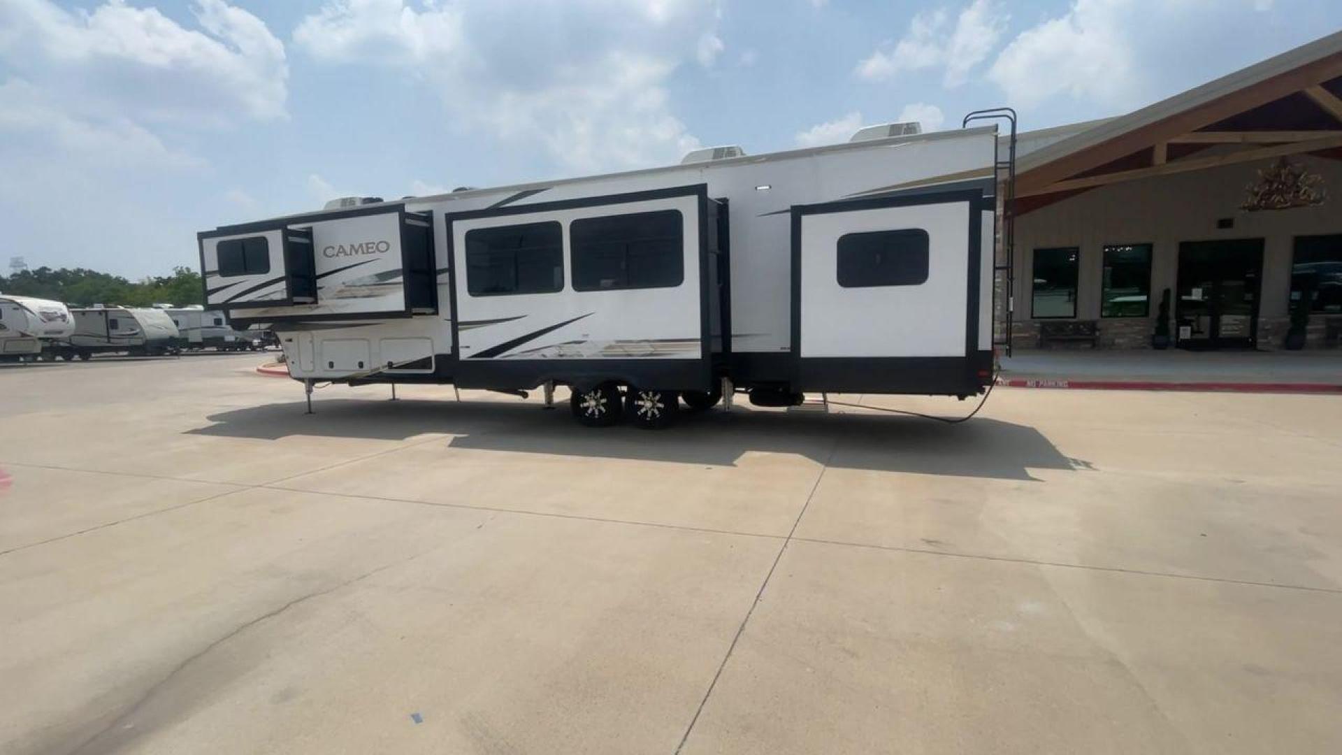 2023 KEYSTONE CAMEO 4051BH (4YDFCEV24P9) , located at 4319 N Main St, Cleburne, TX, 76033, (817) 678-5133, 32.385960, -97.391212 - Photo#7