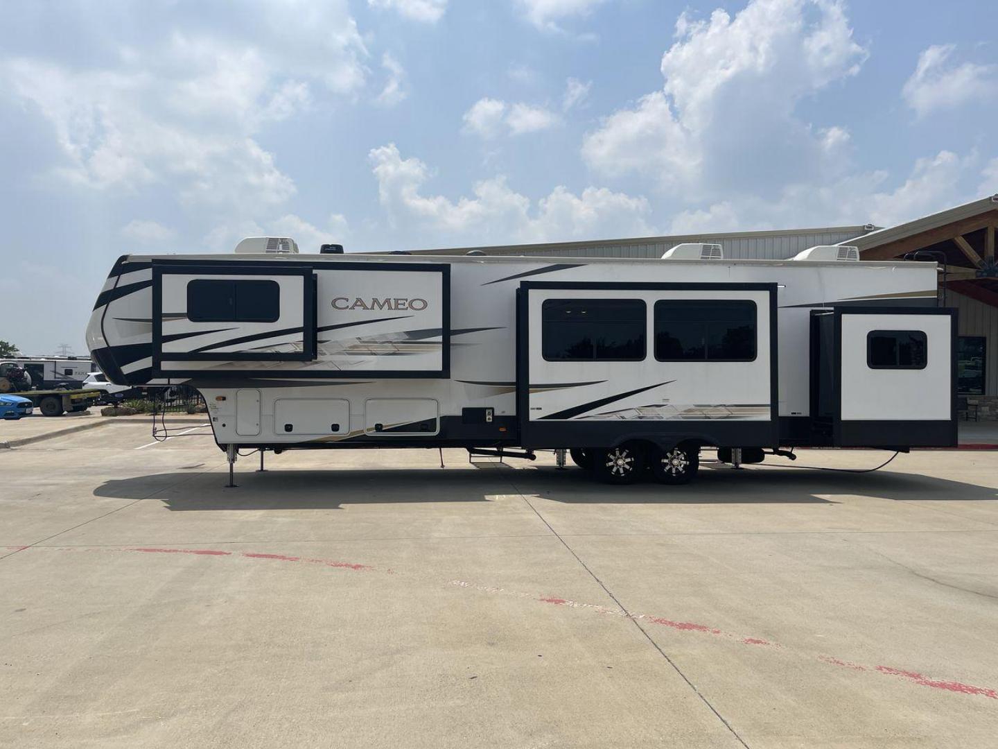 2023 KEYSTONE CAMEO 4051BH (4YDFCEV24P9) , located at 4319 N Main St, Cleburne, TX, 76033, (817) 678-5133, 32.385960, -97.391212 - Photo#23