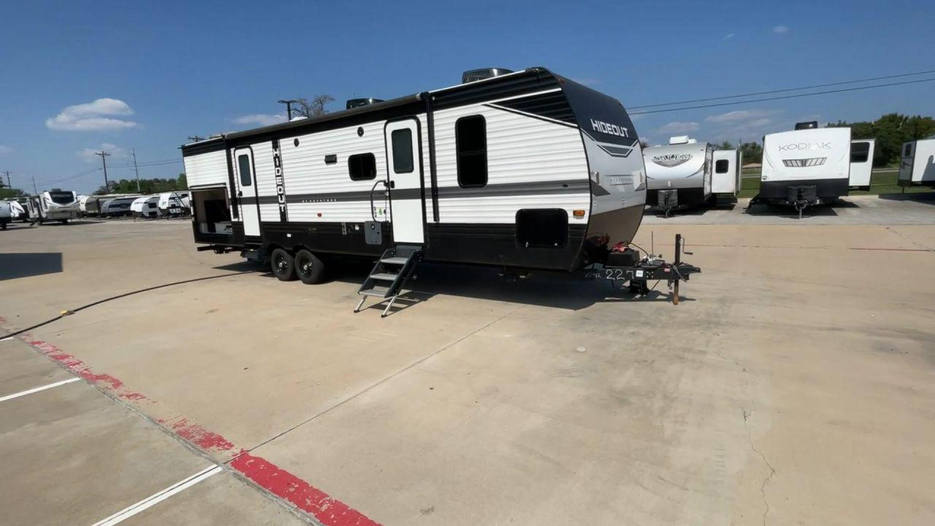 2023 KEYSTONE HIDEOUT 31BRD (4YDTH1R25P7) , Length: 35.92 ft. | Dry Weight: 7,860 lbs. | Slides: 2 transmission, located at 4319 N Main St, Cleburne, TX, 76033, (817) 678-5133, 32.385960, -97.391212 - The 2023 Keystone Hideout 31BRD is a spacious, family-friendly travel trailer designed to offer comfort and convenience on the road. With a length of 35.92 feet and a dry weight of 7,860 lbs, this model includes two slides that significantly expand the interior space. The exterior features a clean, - Photo#3