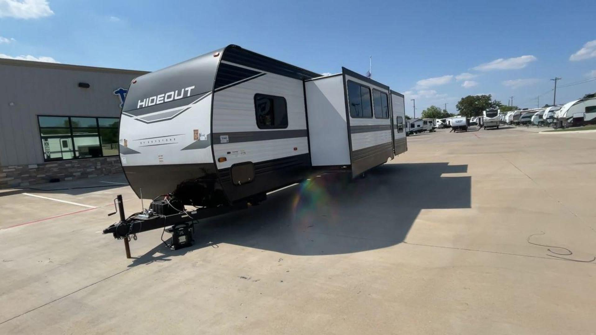 2023 KEYSTONE HIDEOUT 31BRD (4YDTH1R25P7) , Length: 35.92 ft. | Dry Weight: 7,860 lbs. | Slides: 2 transmission, located at 4319 N Main St, Cleburne, TX, 76033, (817) 678-5133, 32.385960, -97.391212 - The 2023 Keystone Hideout 31BRD is a spacious, family-friendly travel trailer designed to offer comfort and convenience on the road. With a length of 35.92 feet and a dry weight of 7,860 lbs, this model includes two slides that significantly expand the interior space. The exterior features a clean, - Photo#5