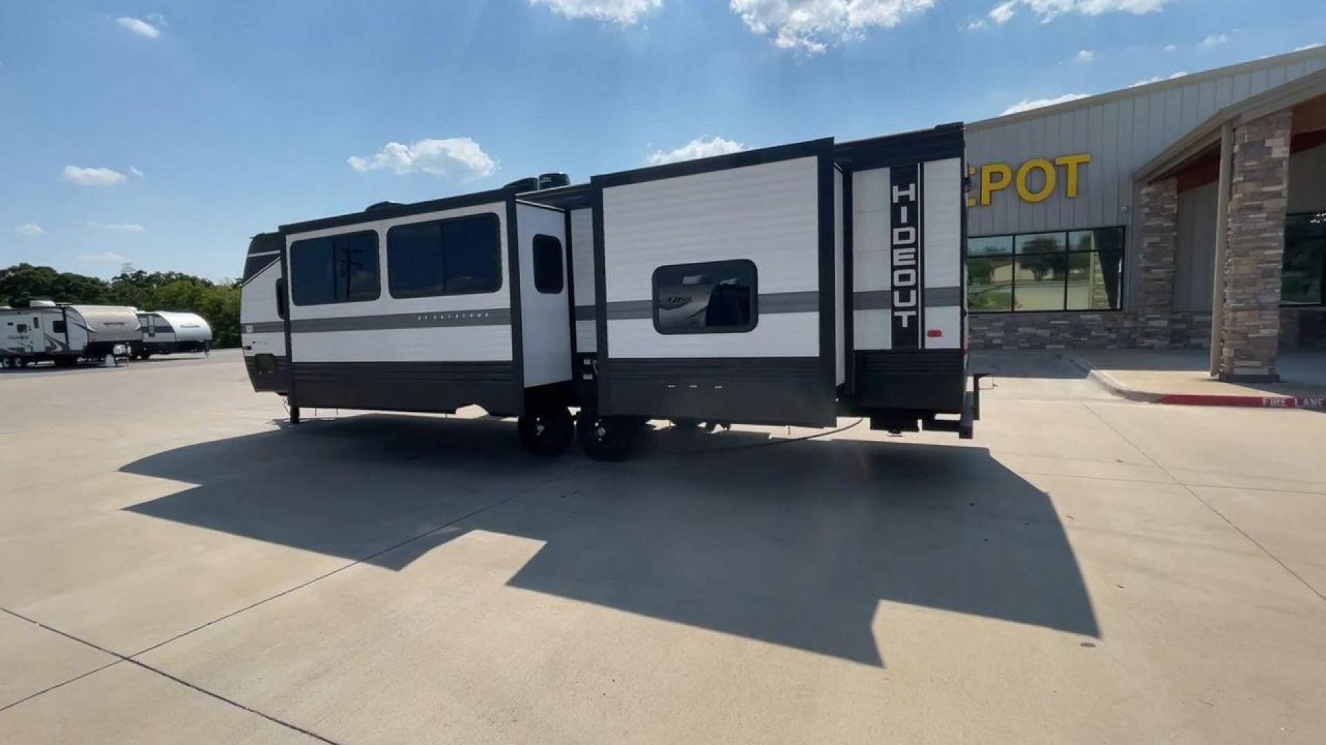 2023 KEYSTONE HIDEOUT 31BRD (4YDTH1R25P7) , Length: 35.92 ft. | Dry Weight: 7,860 lbs. | Slides: 2 transmission, located at 4319 N Main St, Cleburne, TX, 76033, (817) 678-5133, 32.385960, -97.391212 - The 2023 Keystone Hideout 31BRD is a spacious, family-friendly travel trailer designed to offer comfort and convenience on the road. With a length of 35.92 feet and a dry weight of 7,860 lbs, this model includes two slides that significantly expand the interior space. The exterior features a clean, - Photo#7