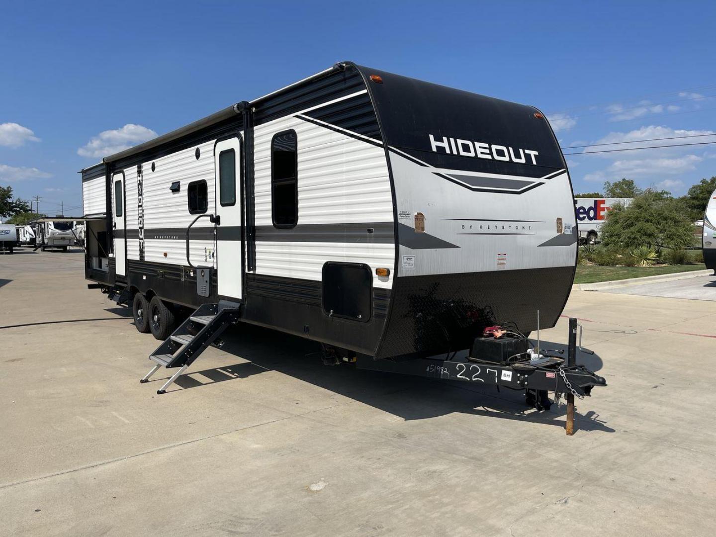 2023 KEYSTONE HIDEOUT 31BRD (4YDTH1R25P7) , Length: 35.92 ft. | Dry Weight: 7,860 lbs. | Slides: 2 transmission, located at 4319 N Main St, Cleburne, TX, 76033, (817) 678-5133, 32.385960, -97.391212 - Photo#22