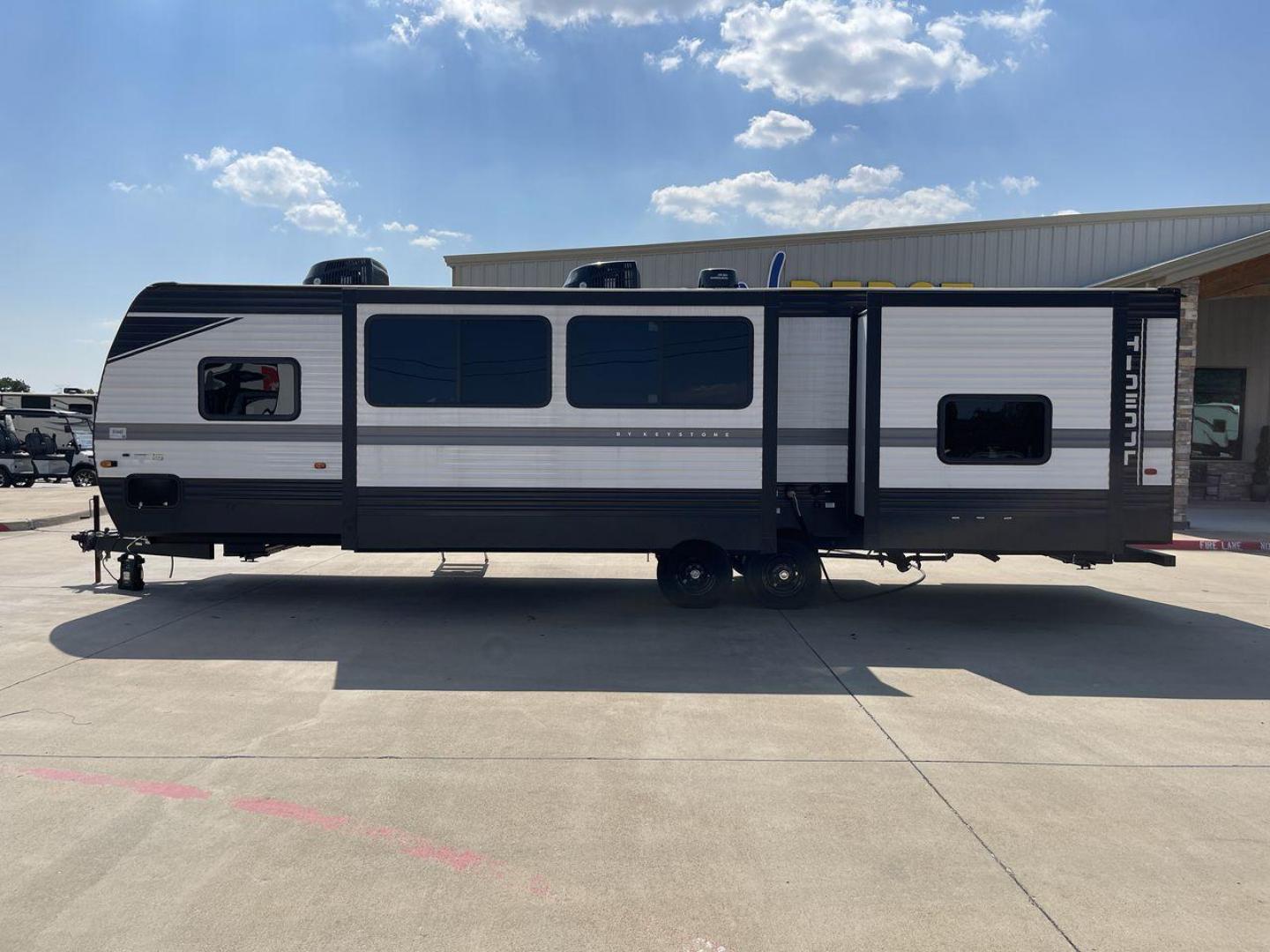 2023 KEYSTONE HIDEOUT 31BRD (4YDTH1R25P7) , Length: 35.92 ft. | Dry Weight: 7,860 lbs. | Slides: 2 transmission, located at 4319 N Main St, Cleburne, TX, 76033, (817) 678-5133, 32.385960, -97.391212 - Photo#23