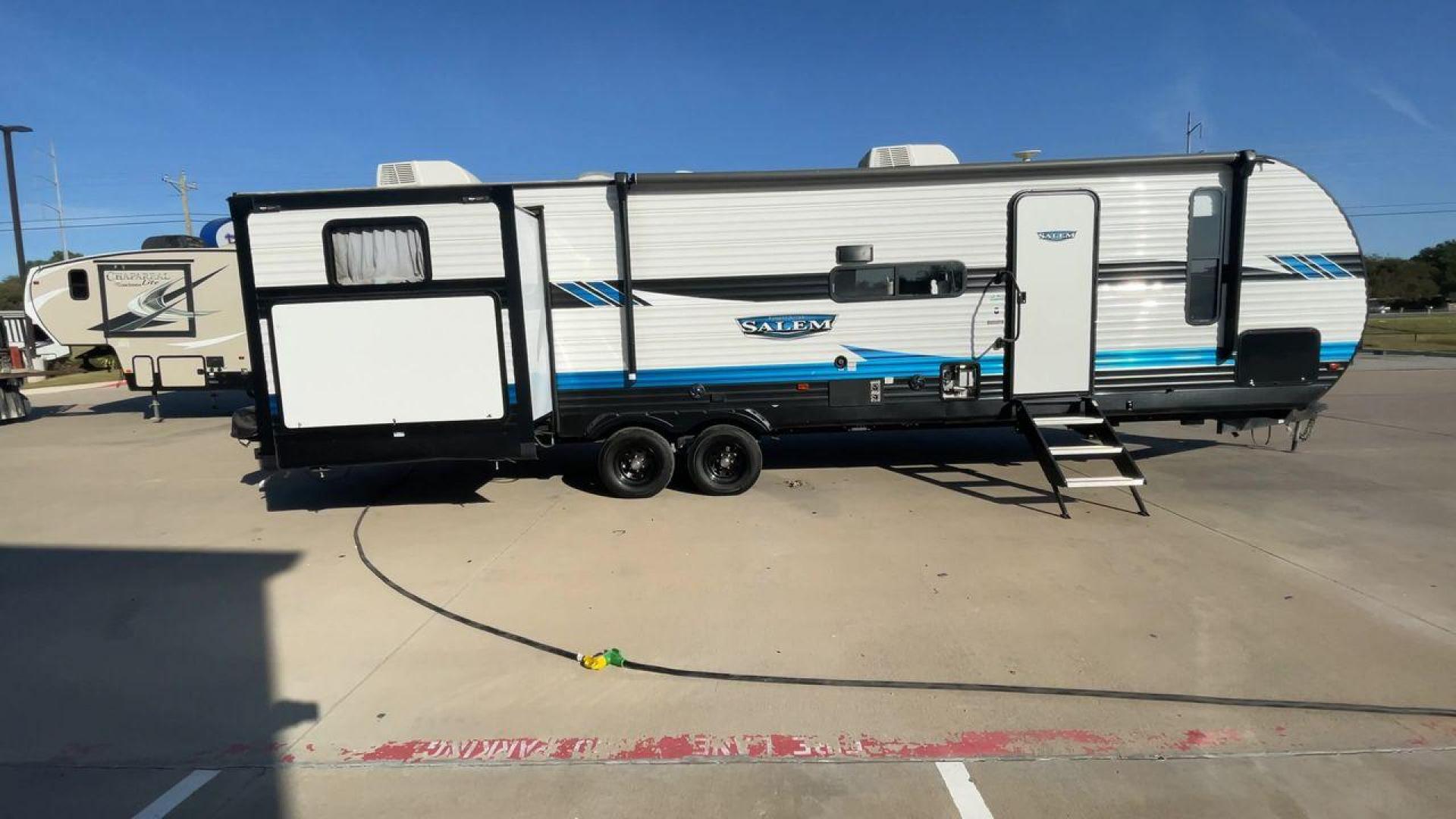 2023 KEYSTONE SALEM 31KQBTS (4X4TSMG22P8) , Length: 36.58 ft. | Dry Weight: 8,573 lbs. | Gross Weight: 9,865 lbs. | Slides: 3 transmission, located at 4319 N Main St, Cleburne, TX, 76033, (817) 678-5133, 32.385960, -97.391212 - The 2023 Forest River Salem 31KQBTS is a family-focused travel trailer known for its spacious bunkhouse, open living area, and outdoor kitchen. This model is ideal for families or groups who need plenty of sleeping space and storage for extended trips or seasonal stays. The dimensions of this unit a - Photo#2