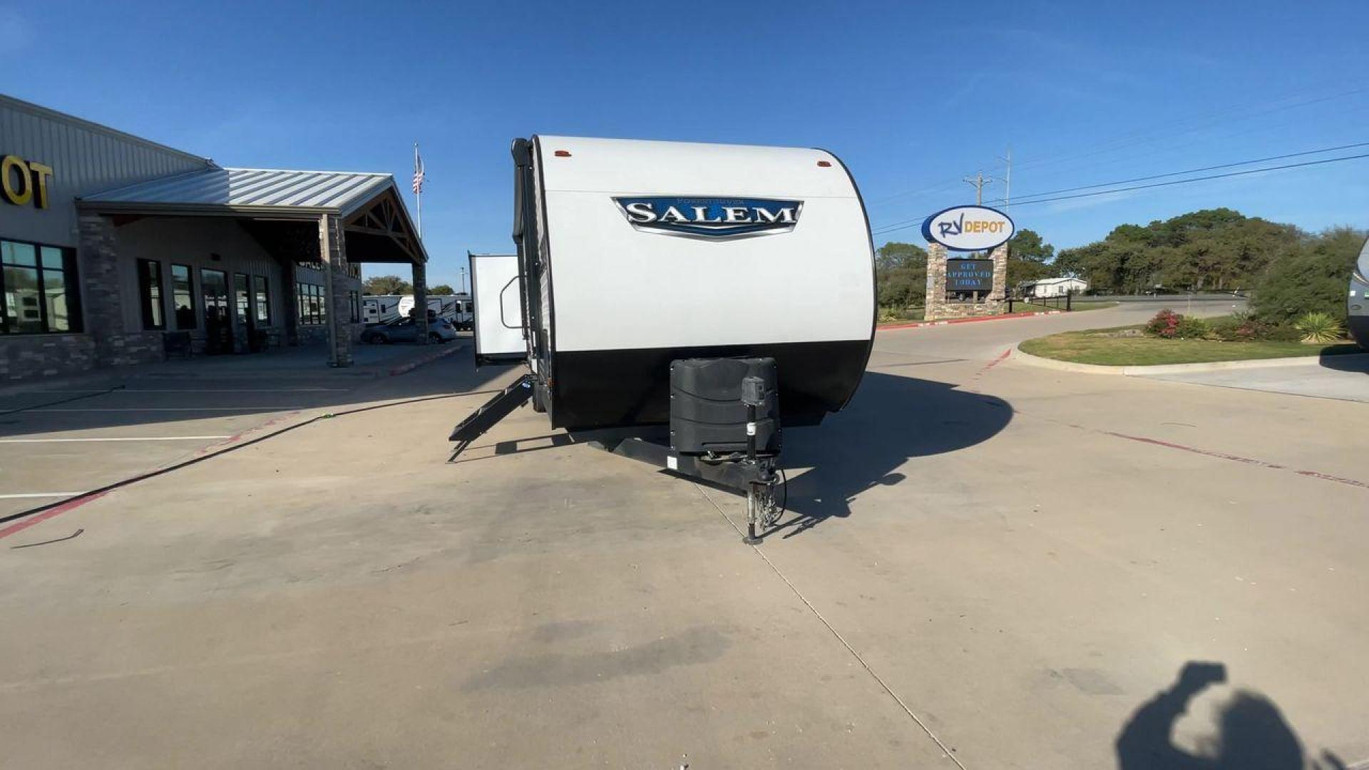 2023 KEYSTONE SALEM 31KQBTS (4X4TSMG22P8) , Length: 36.58 ft. | Dry Weight: 8,573 lbs. | Gross Weight: 9,865 lbs. | Slides: 3 transmission, located at 4319 N Main St, Cleburne, TX, 76033, (817) 678-5133, 32.385960, -97.391212 - The 2023 Forest River Salem 31KQBTS is a family-focused travel trailer known for its spacious bunkhouse, open living area, and outdoor kitchen. This model is ideal for families or groups who need plenty of sleeping space and storage for extended trips or seasonal stays. The dimensions of this unit a - Photo#4