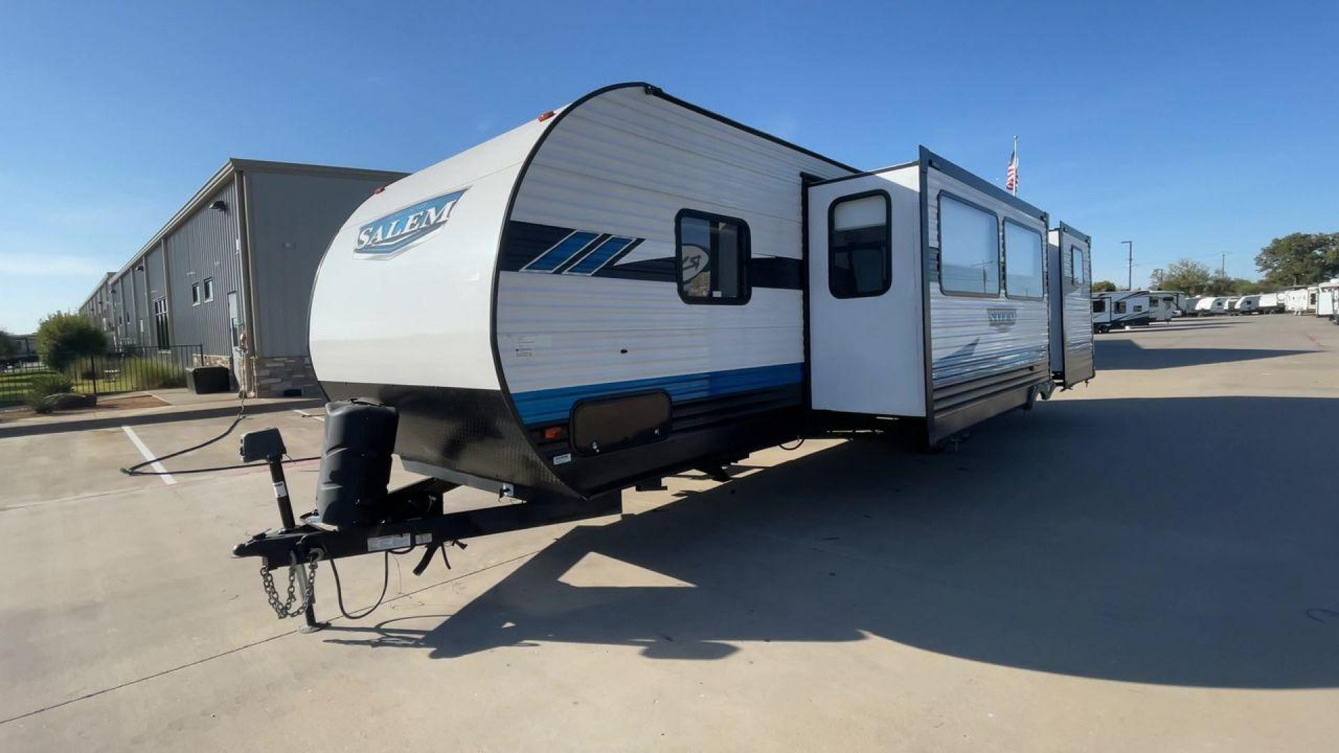 2023 KEYSTONE SALEM 31KQBTS (4X4TSMG22P8) , Length: 36.58 ft. | Dry Weight: 8,573 lbs. | Gross Weight: 9,865 lbs. | Slides: 3 transmission, located at 4319 N Main St, Cleburne, TX, 76033, (817) 678-5133, 32.385960, -97.391212 - The 2023 Forest River Salem 31KQBTS is a family-focused travel trailer known for its spacious bunkhouse, open living area, and outdoor kitchen. This model is ideal for families or groups who need plenty of sleeping space and storage for extended trips or seasonal stays. The dimensions of this unit a - Photo#5