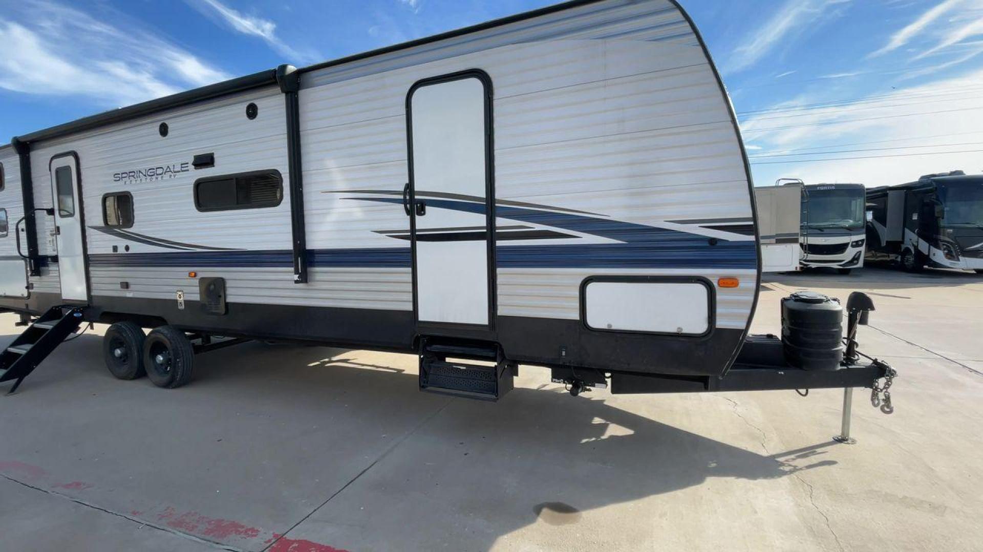 2023 KEYSTONE SPRINGDALE 335BH (4YDTSGR22P3) , Length: 37.75 ft. | Dry Weight: 8,131 lbs. | Gross Weight: 11,200 lbs. | Slides: 1 transmission, located at 4319 N Main St, Cleburne, TX, 76033, (817) 678-5133, 32.385960, -97.391212 - Photo#3